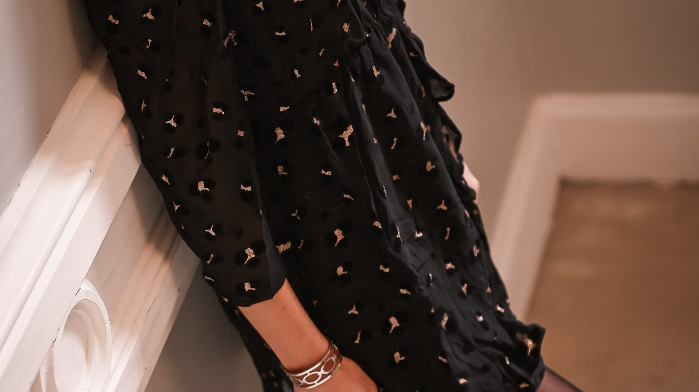 Comment Porter la Petite Robe Noire (Bureau, Soirée, Week-end)