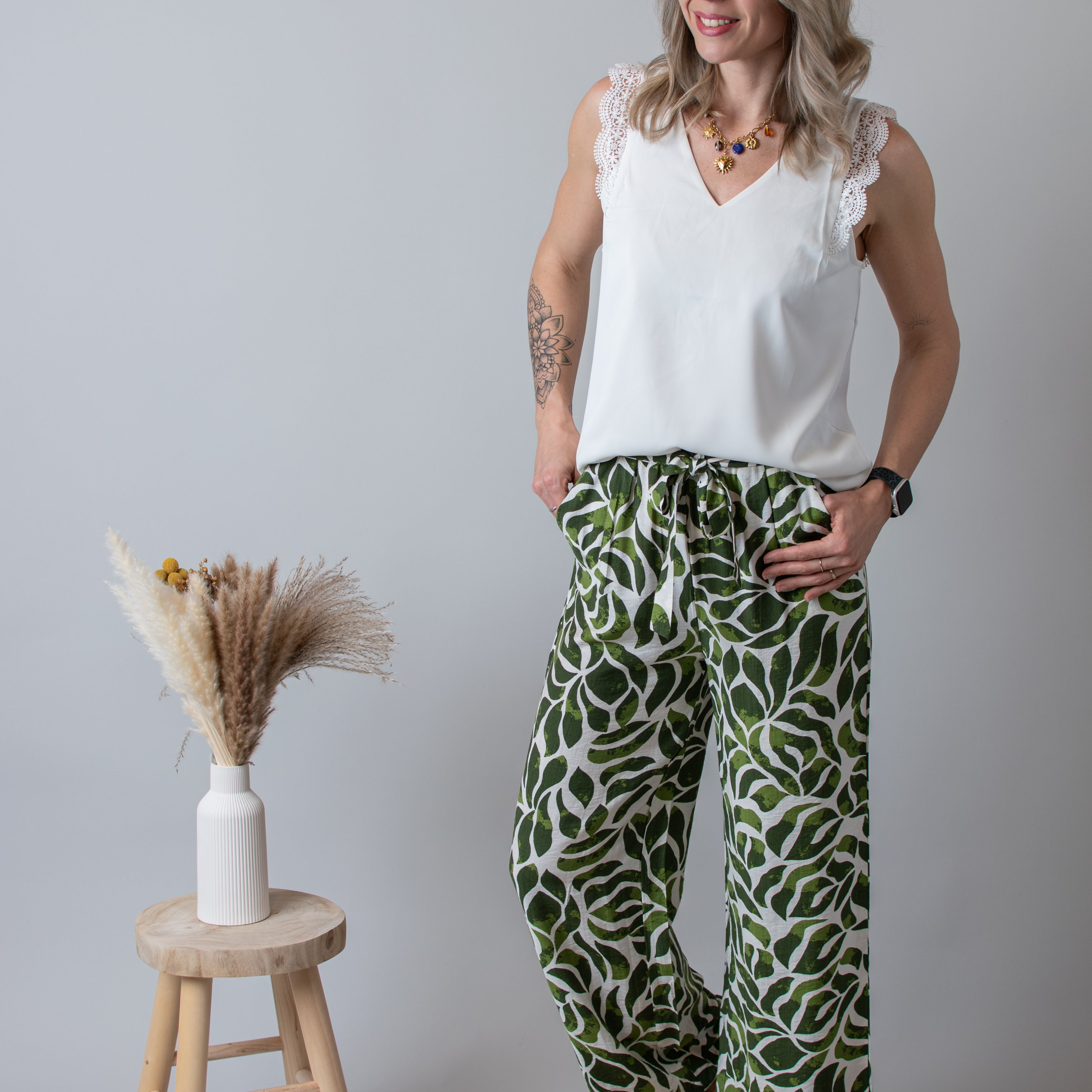 Blouse blanche, col V avec dentelle 