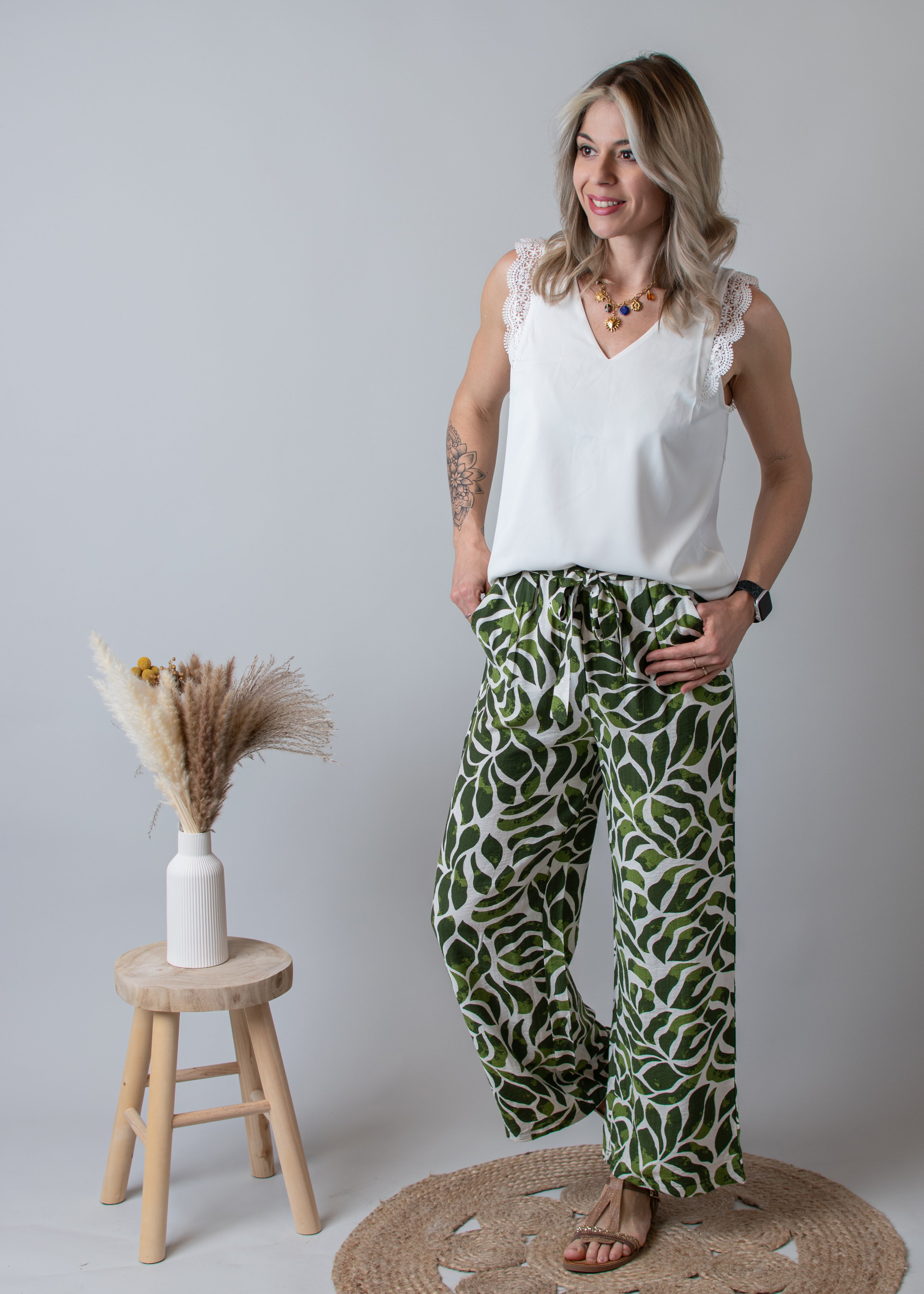 Blouse blanche, col V avec dentelle 