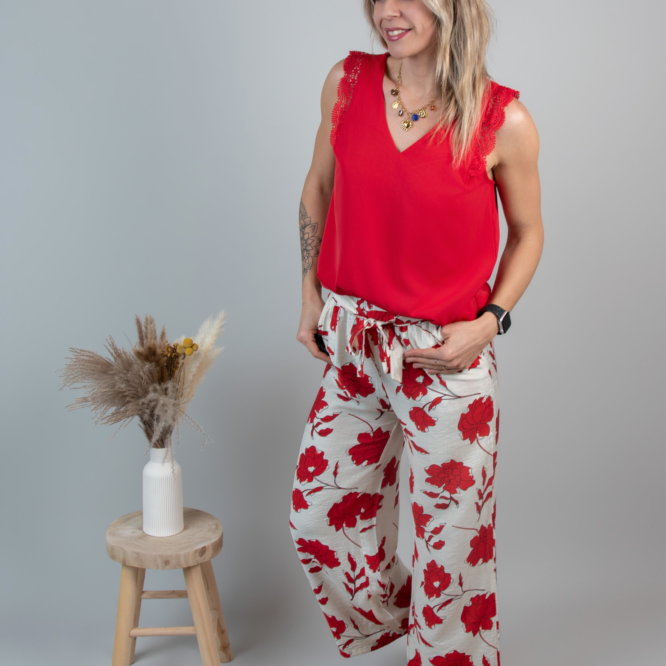 Blouse Rouge, col V avec dentelle 