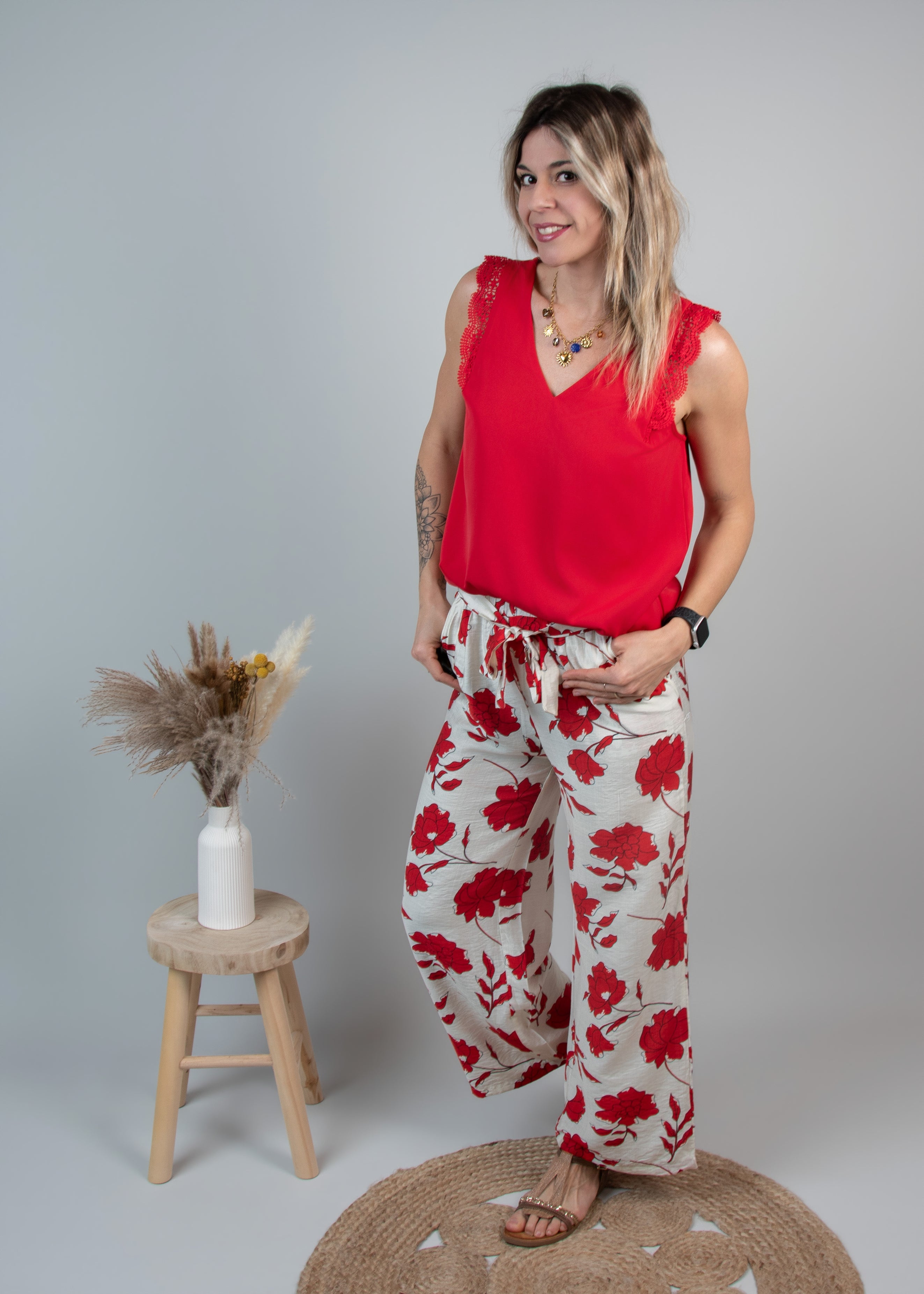 Blouse Rouge, col V avec dentelle 