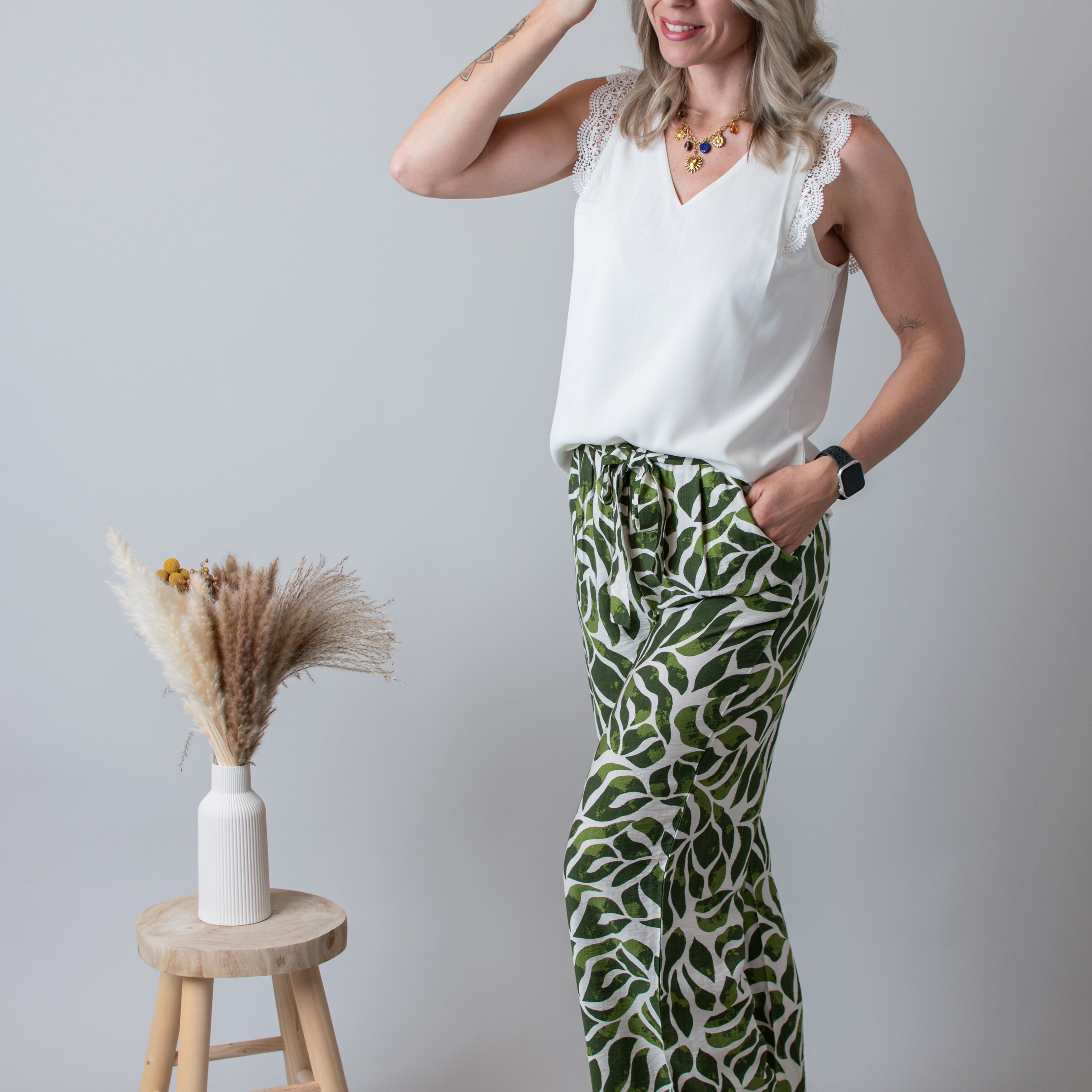 Pantalon fluide écru à motif tropical vert, flare