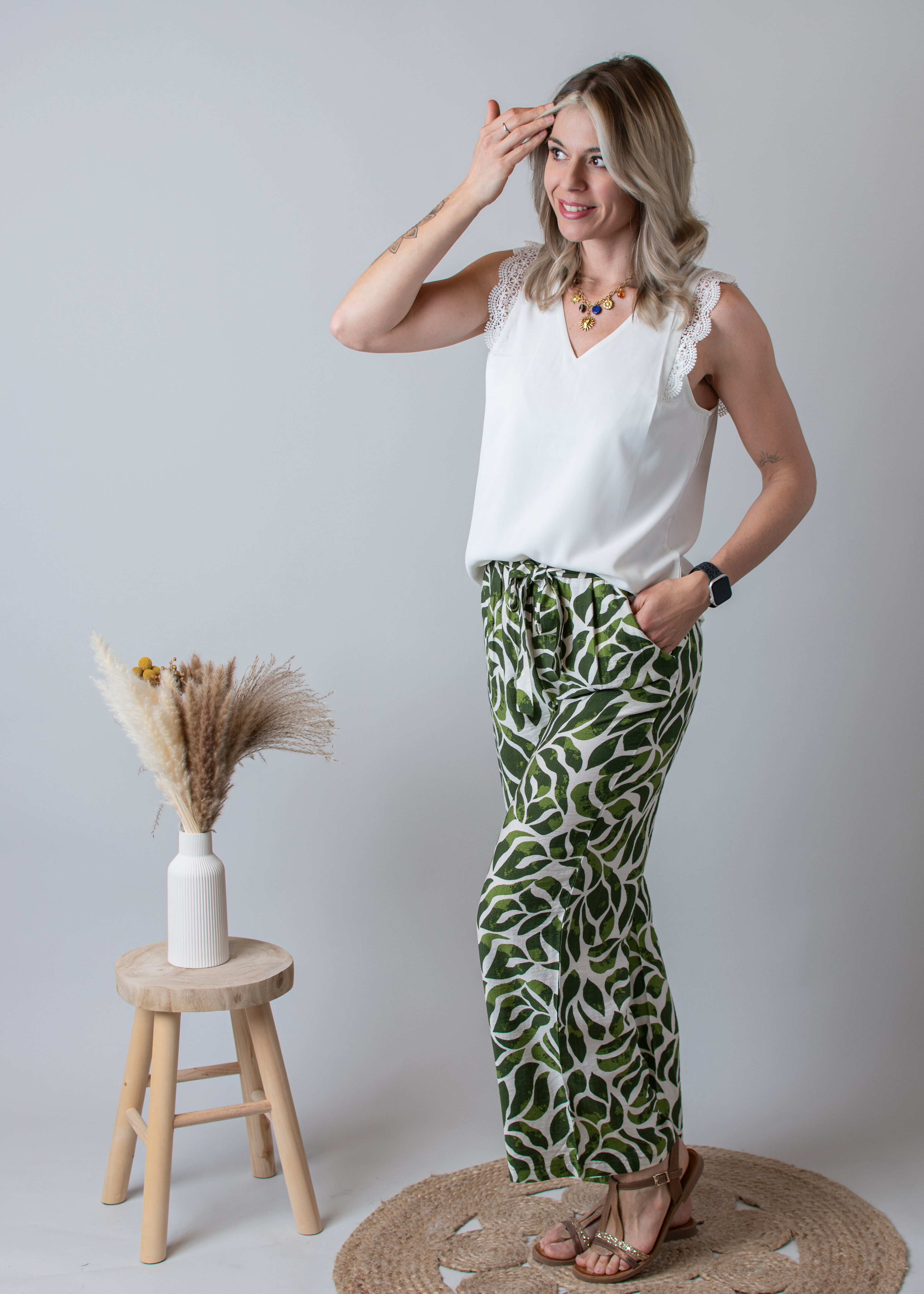 Pantalon fluide écru à motif tropical vert, flare