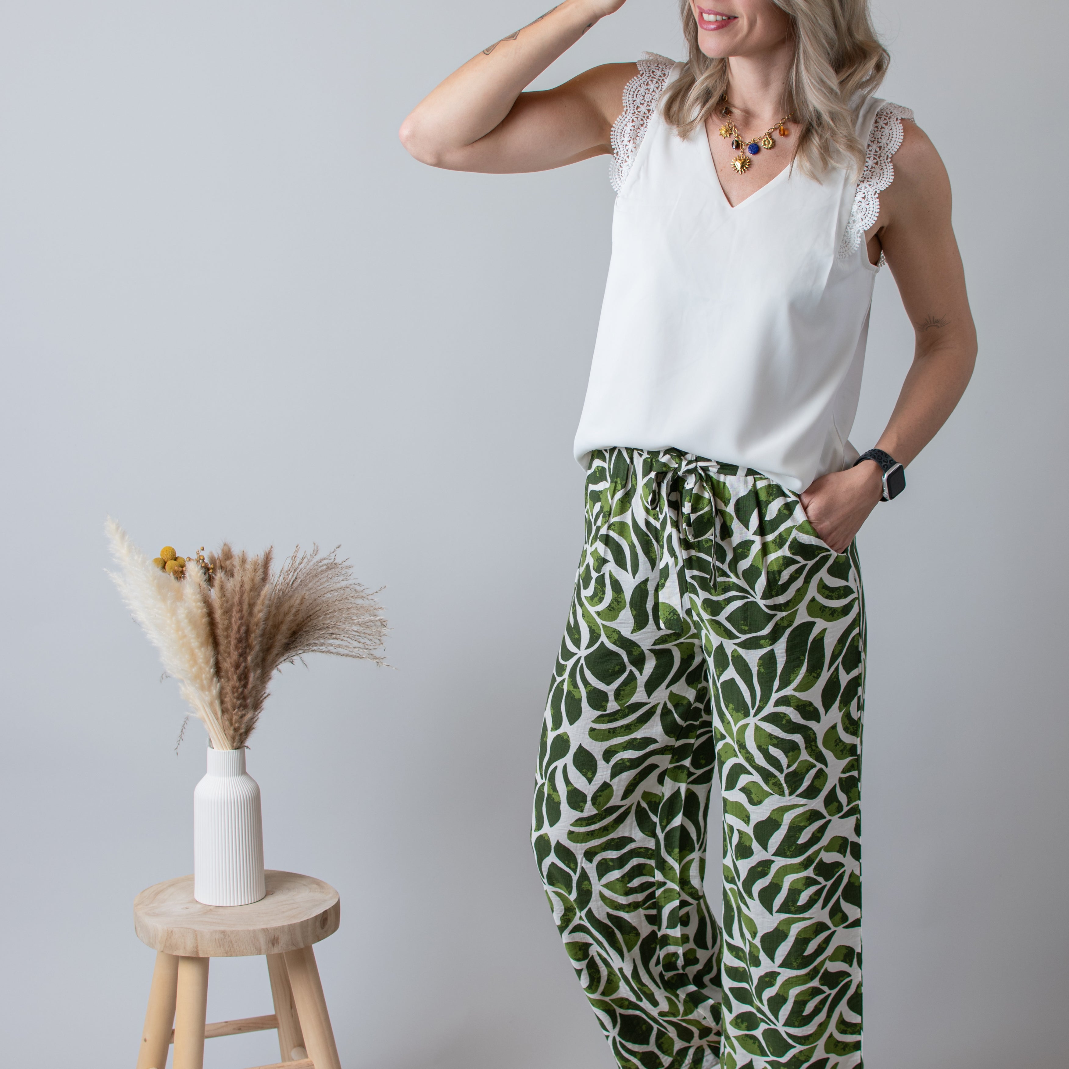 Blouse blanche, col V avec dentelle la boutique de Lydie