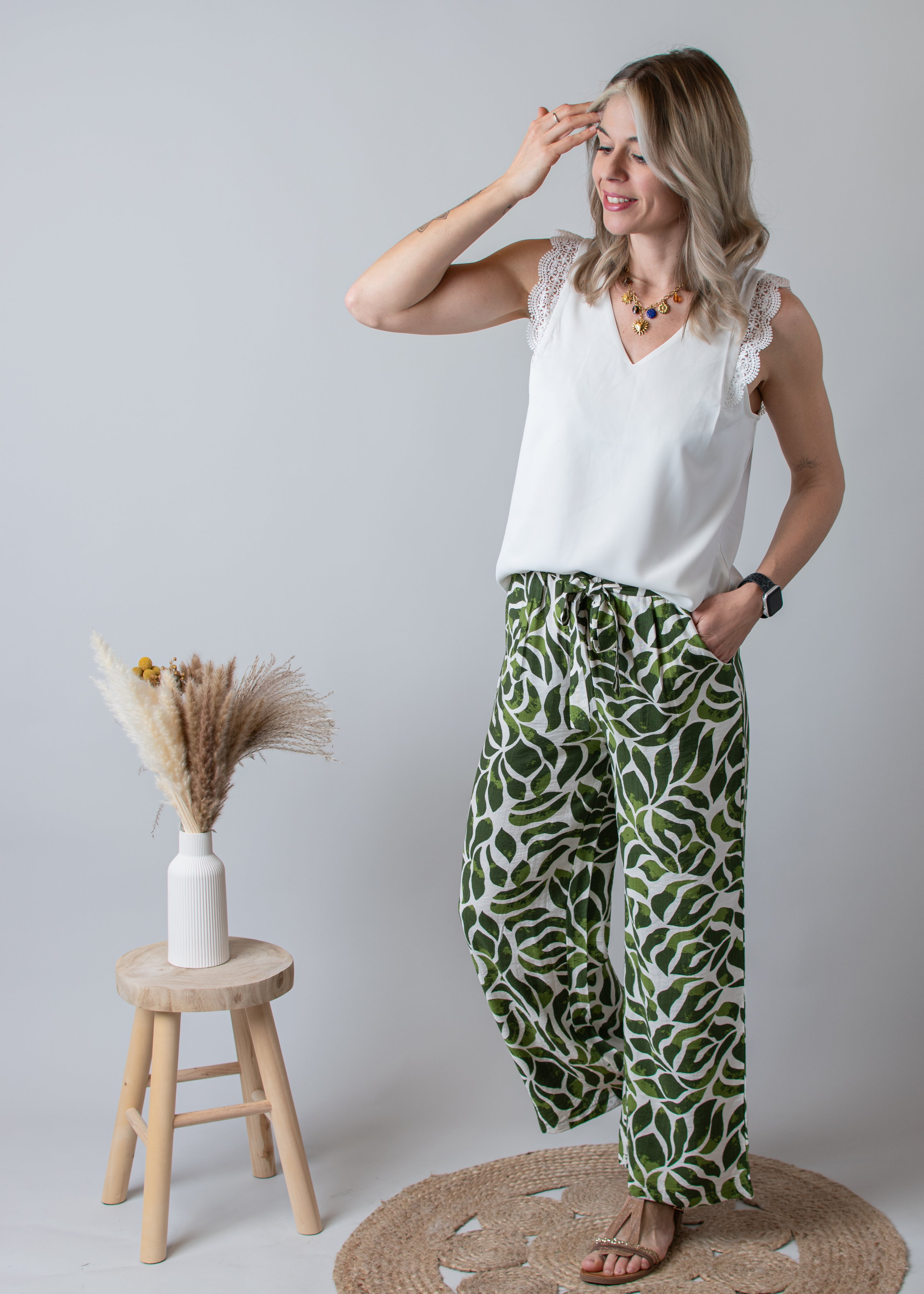 Blouse blanche, col V avec dentelle la boutique de Lydie
