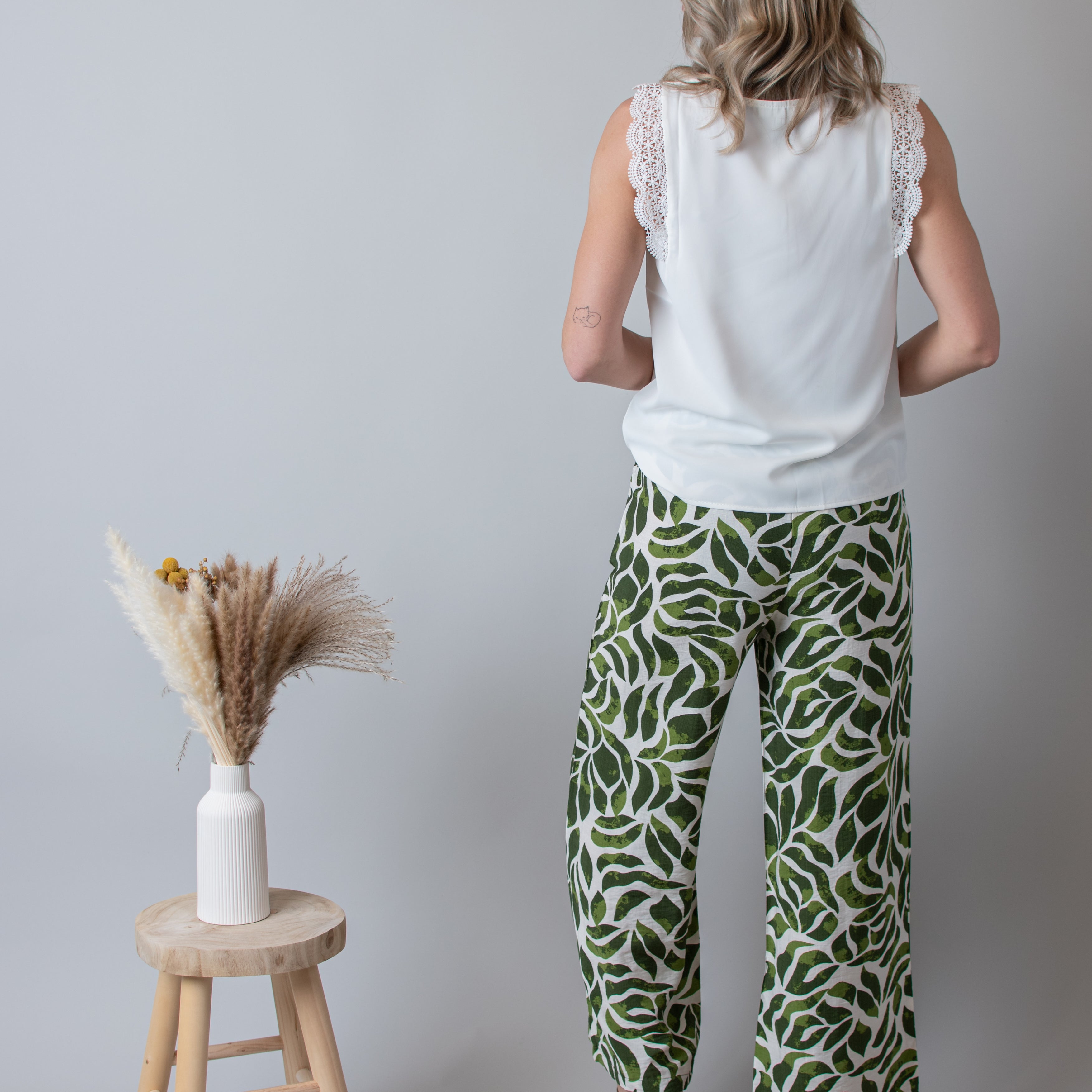 Blouse blanche, col V avec dentelle