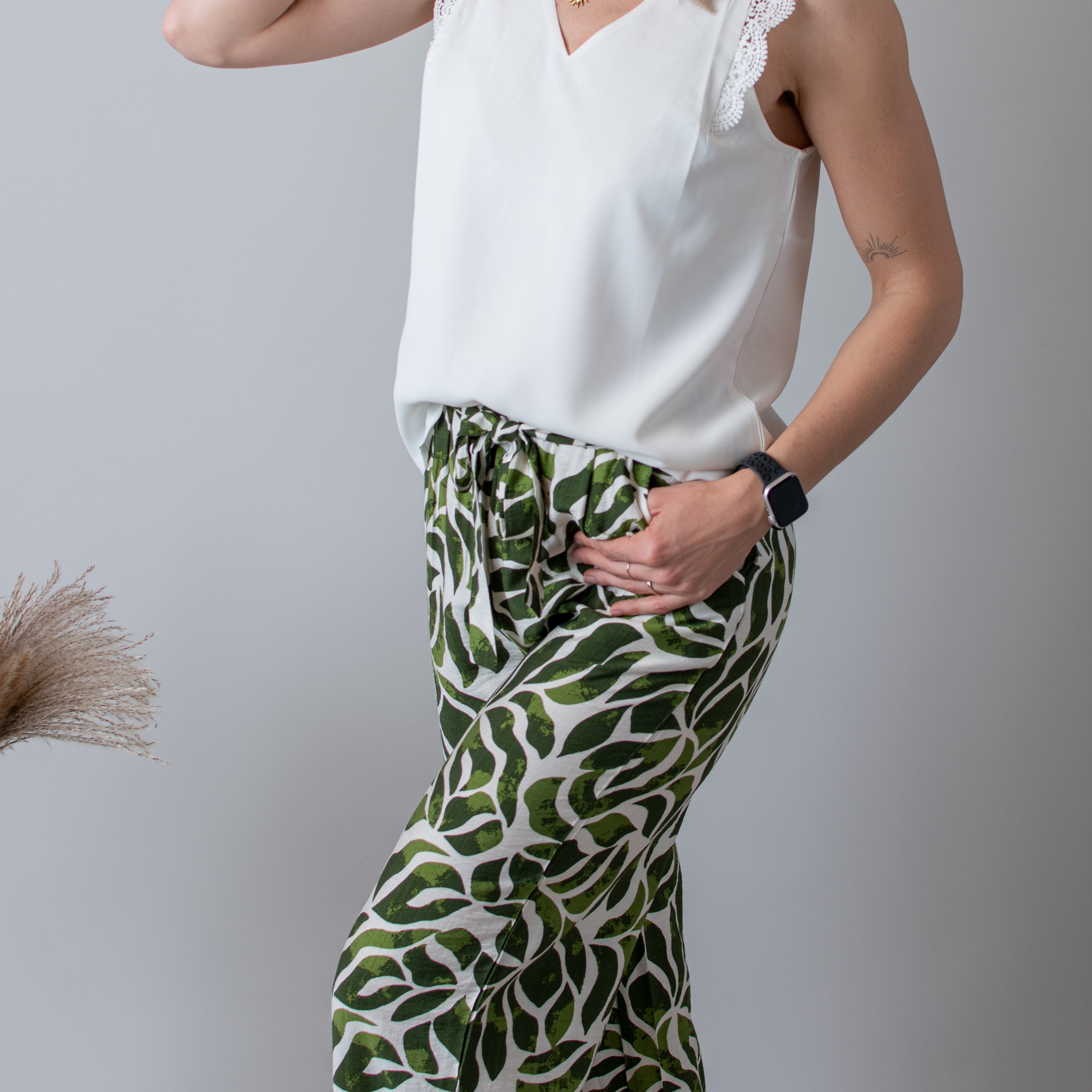 Blouse blanche, col V avec dentelle