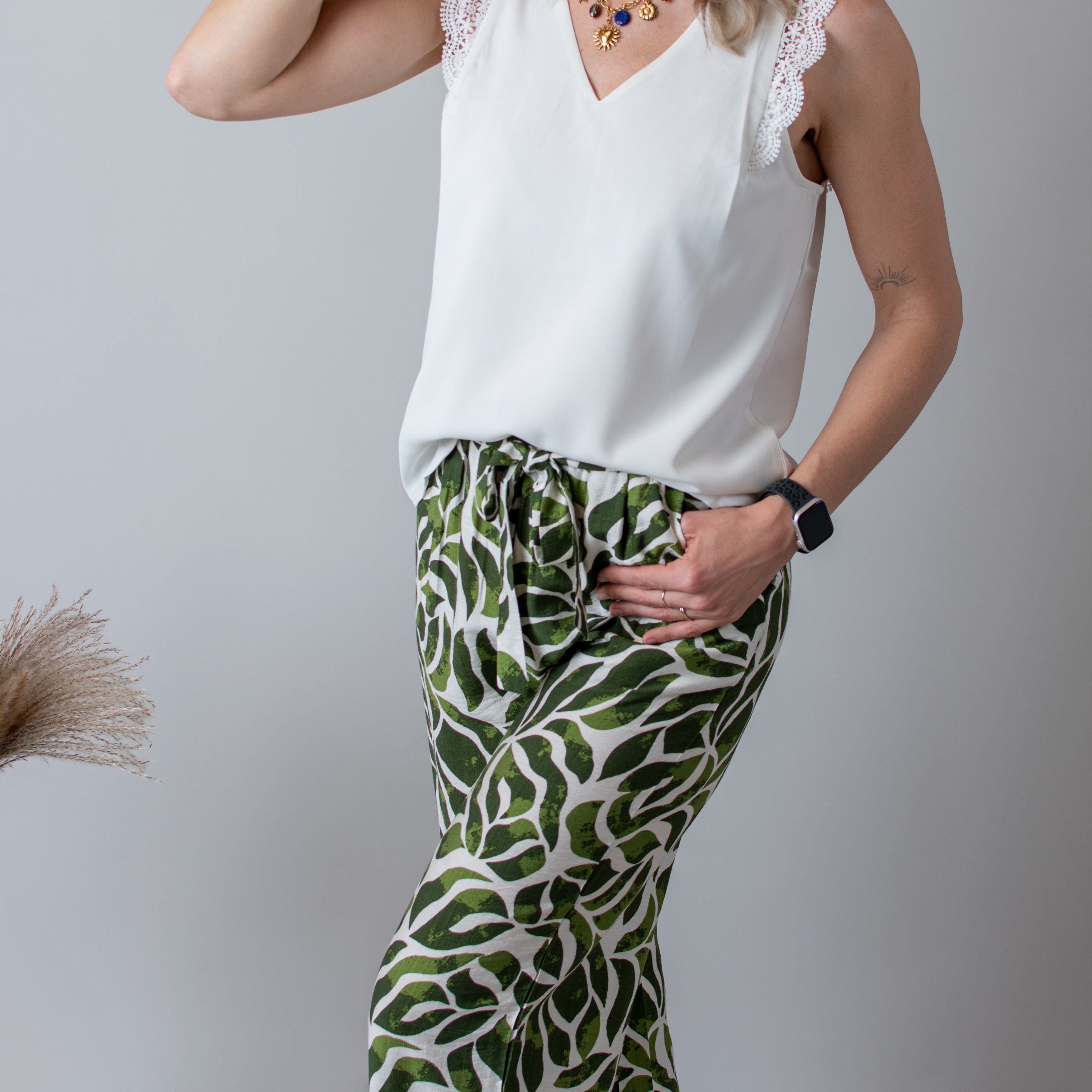 Blouse blanche, col V avec dentelle