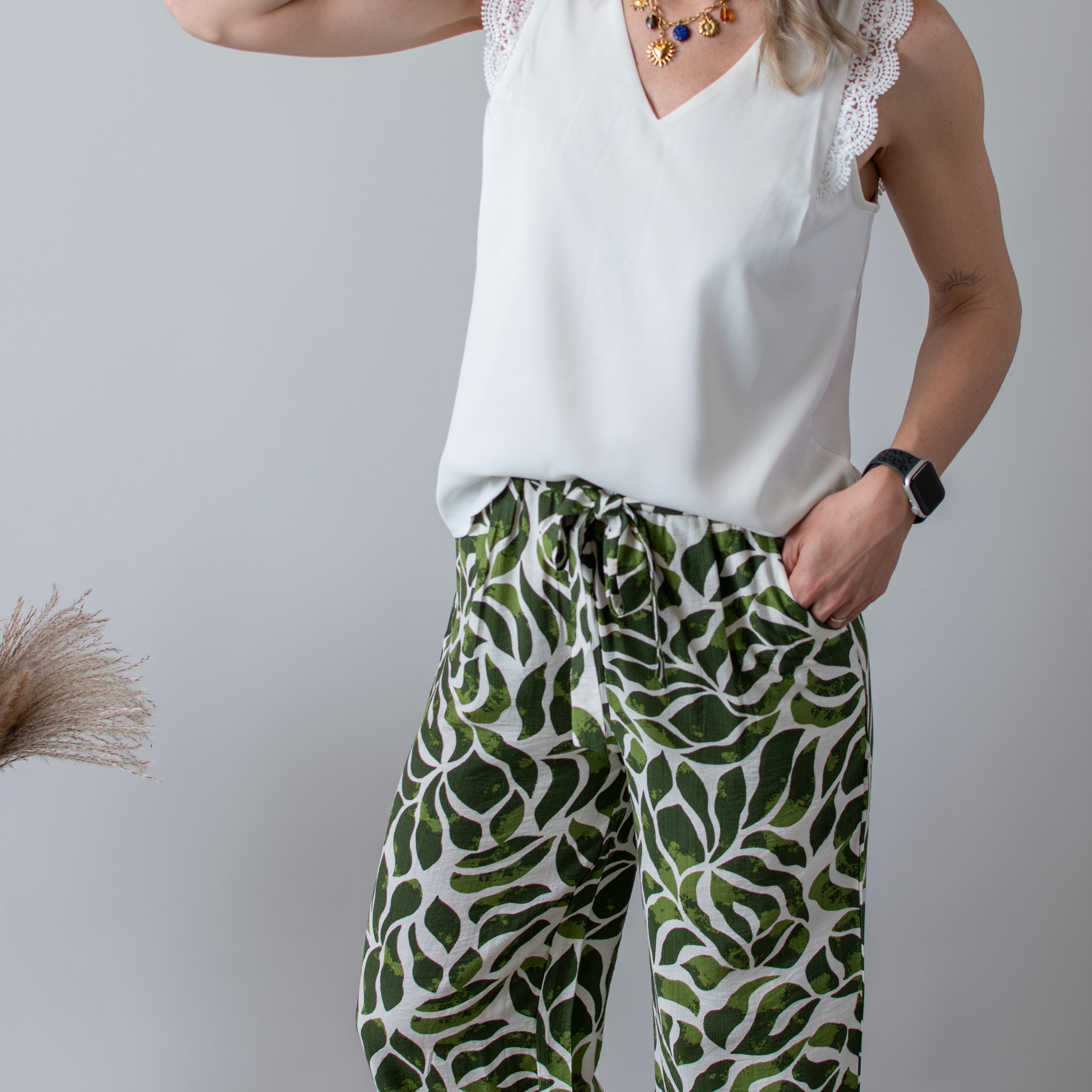 Blouse blanche, col V avec dentelle 