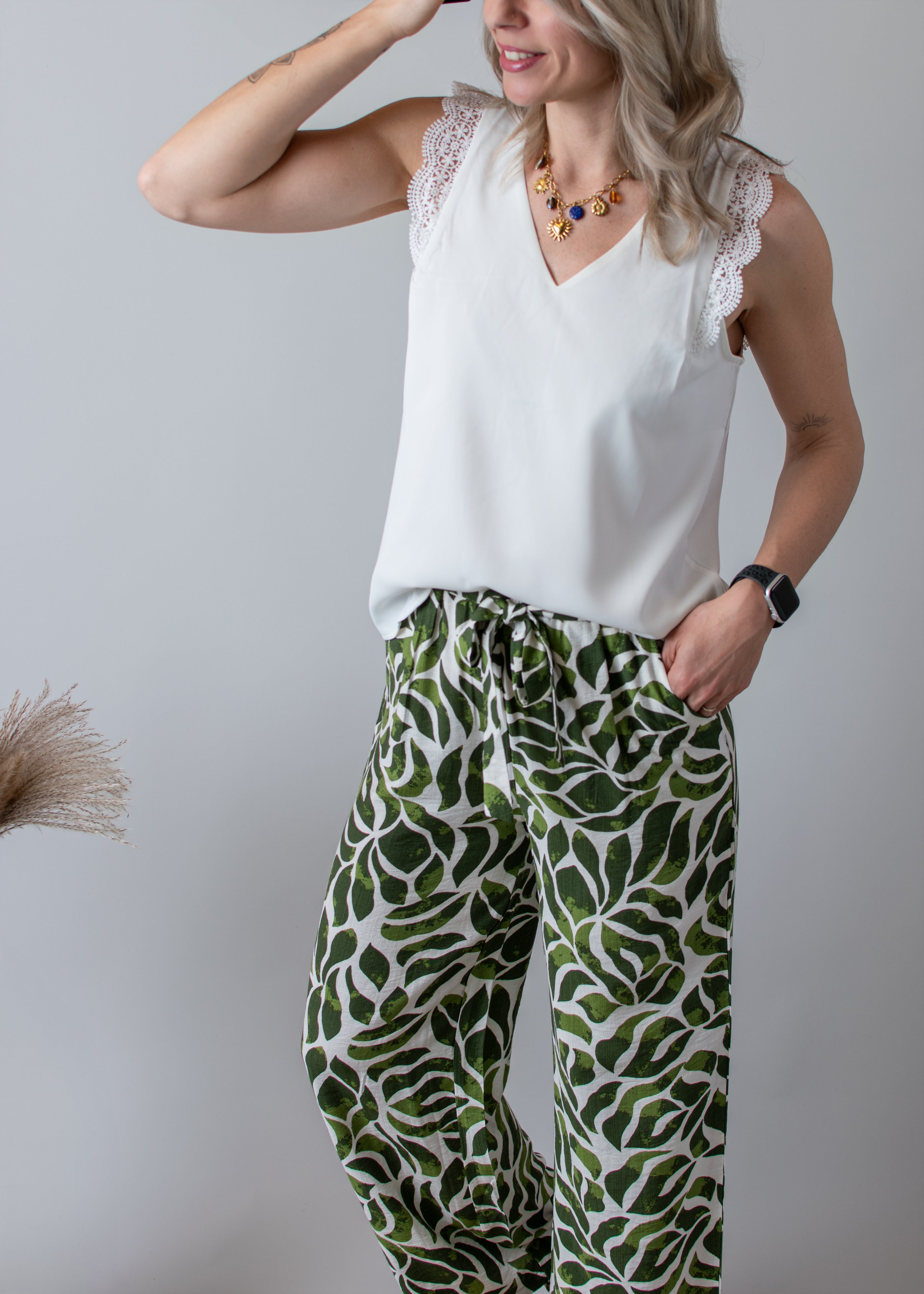 Blouse blanche, col V avec dentelle 