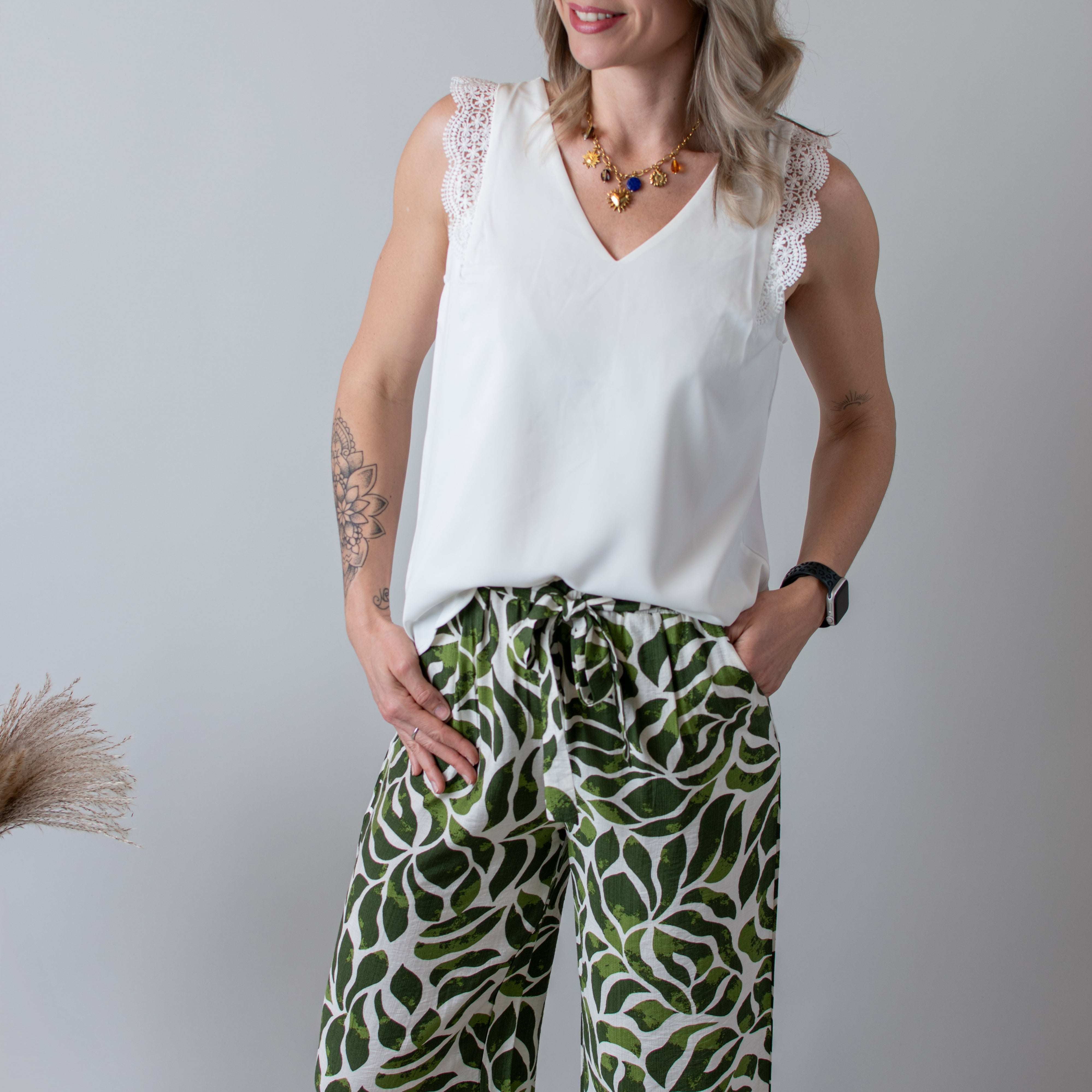 Blouse blanche, col V avec dentelle 