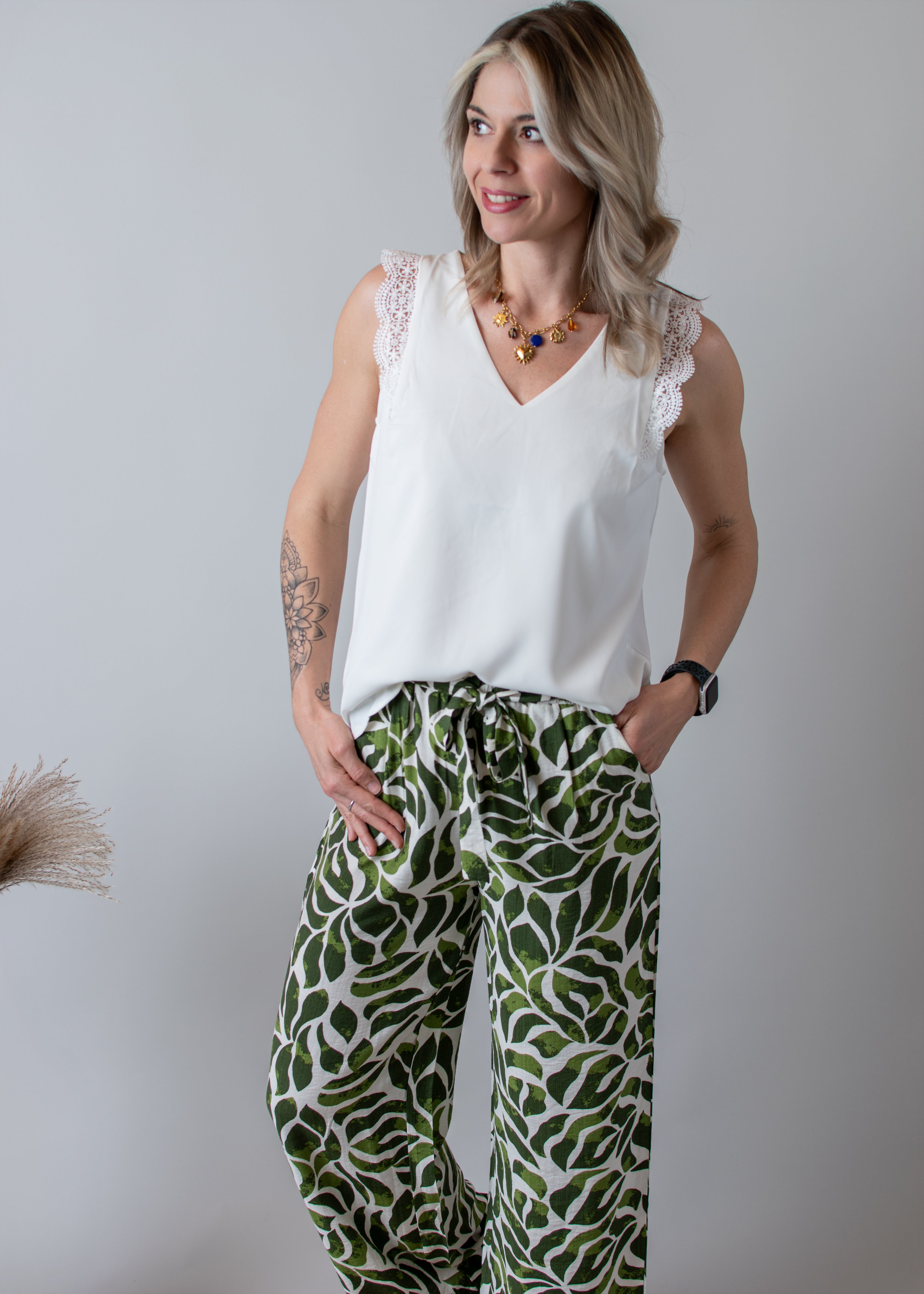 Blouse blanche, col V avec dentelle 