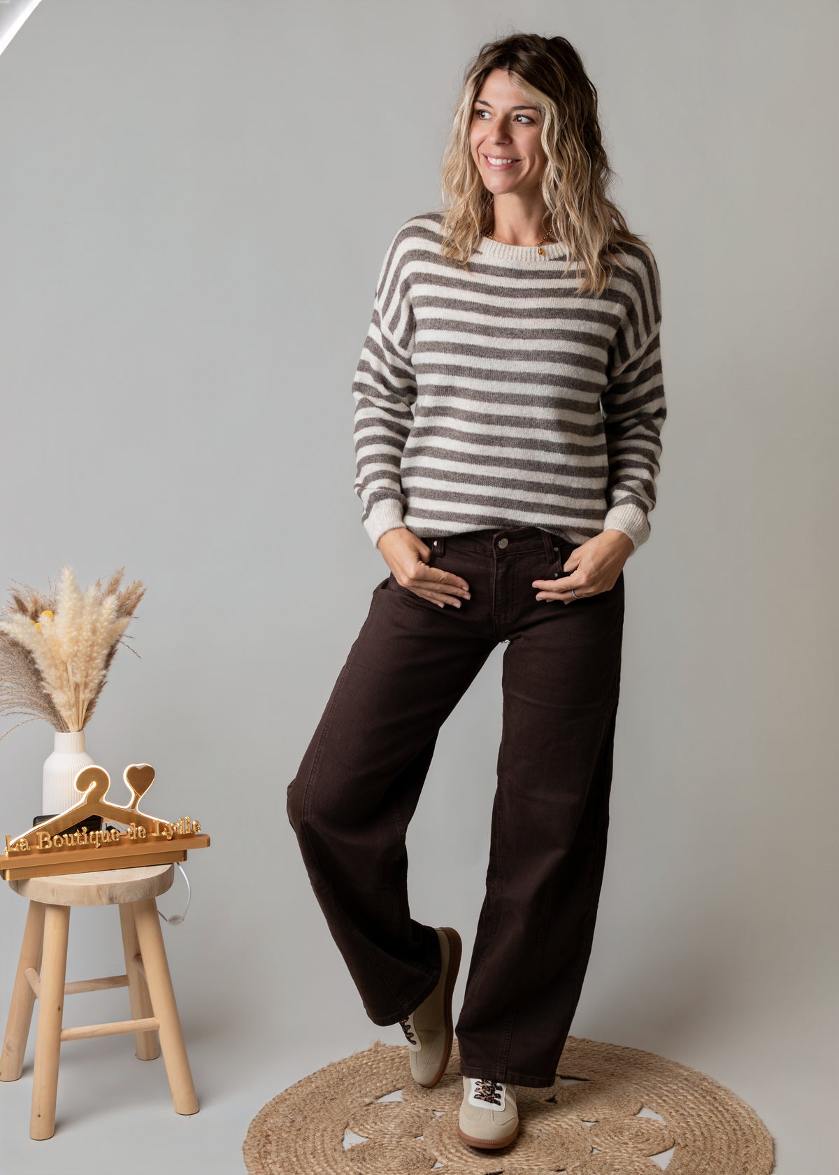 Pull en maille rayée beige et taupe