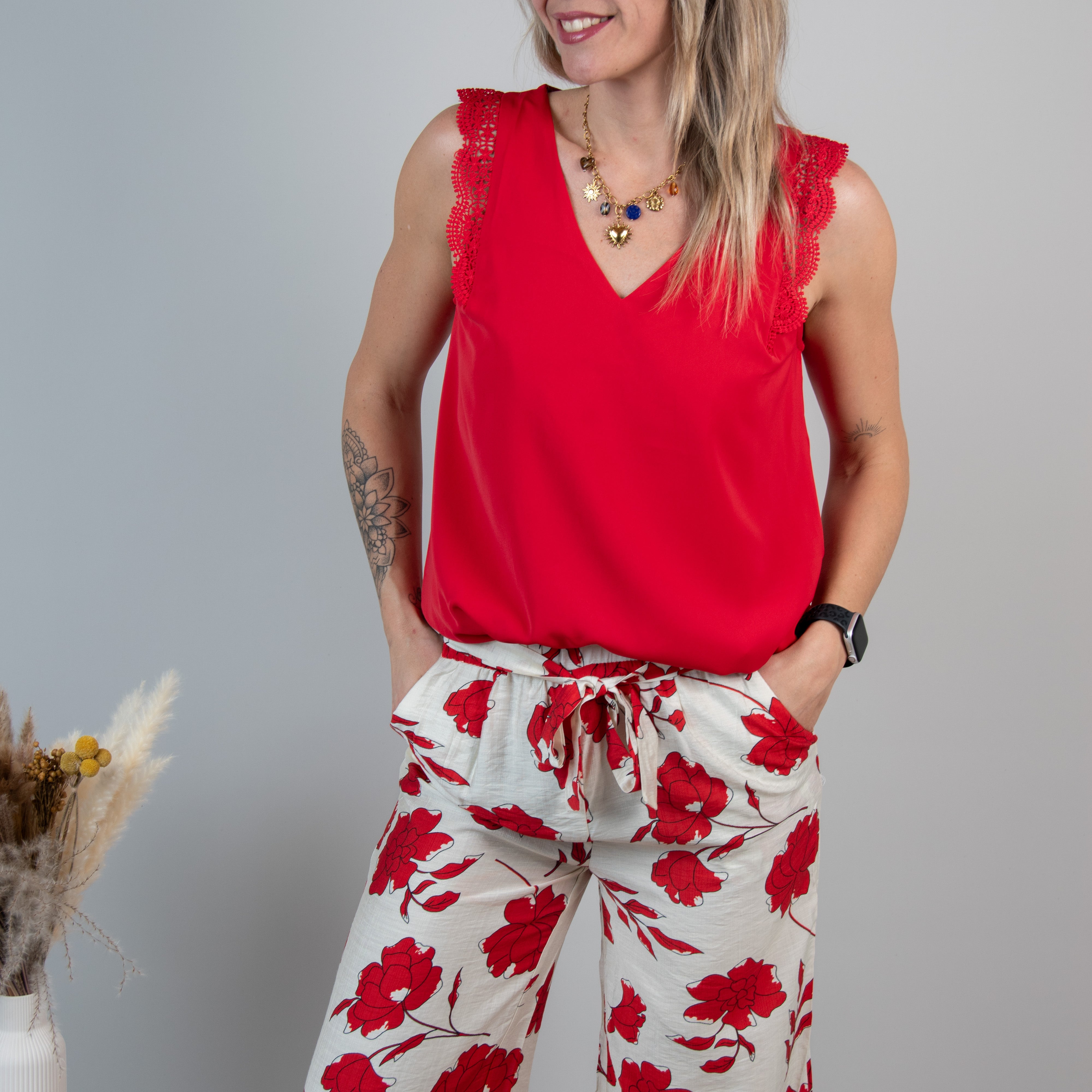 Blouse Rouge, col V avec dentelle la boutique de lydie
