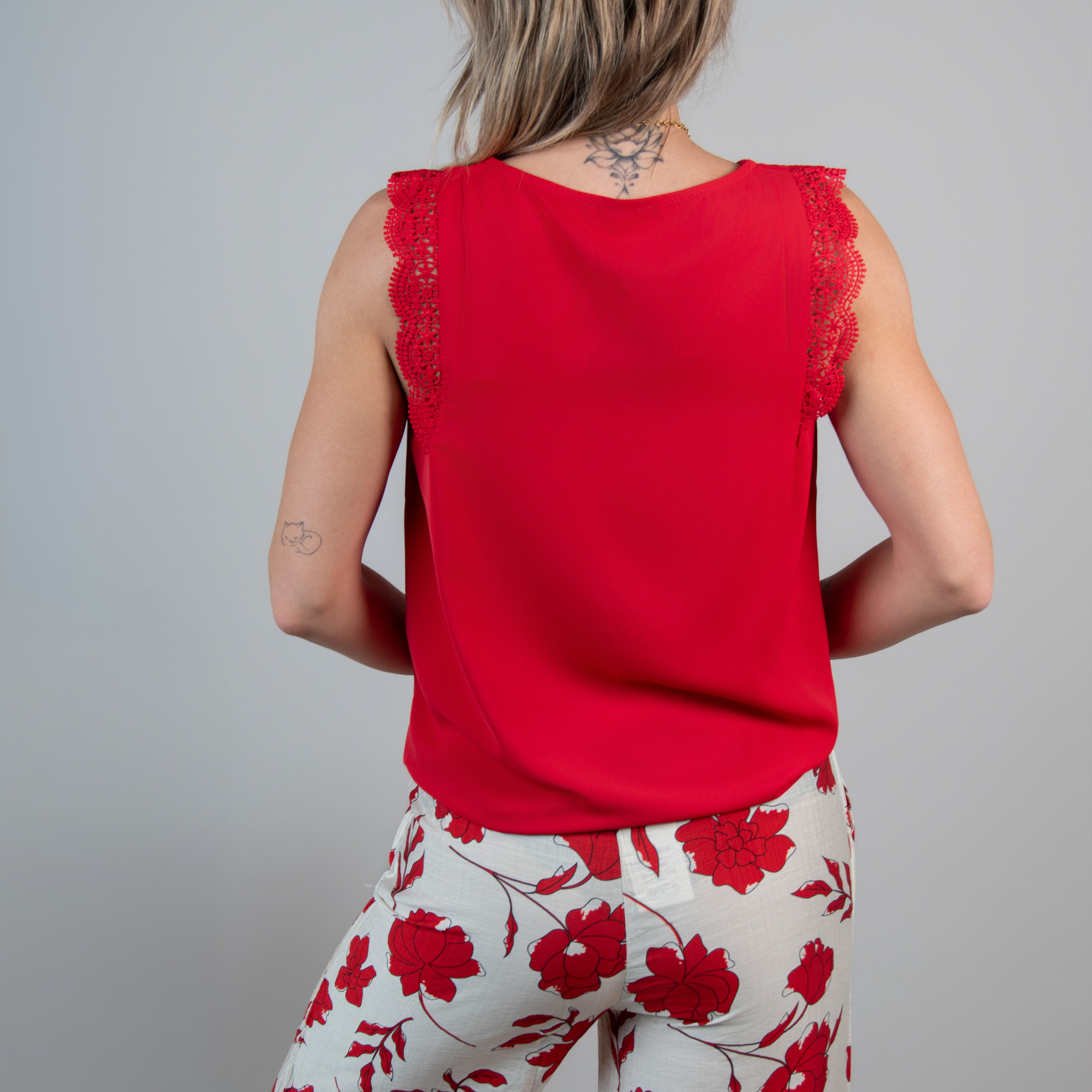 Blouse Rouge, col V avec dentelle 