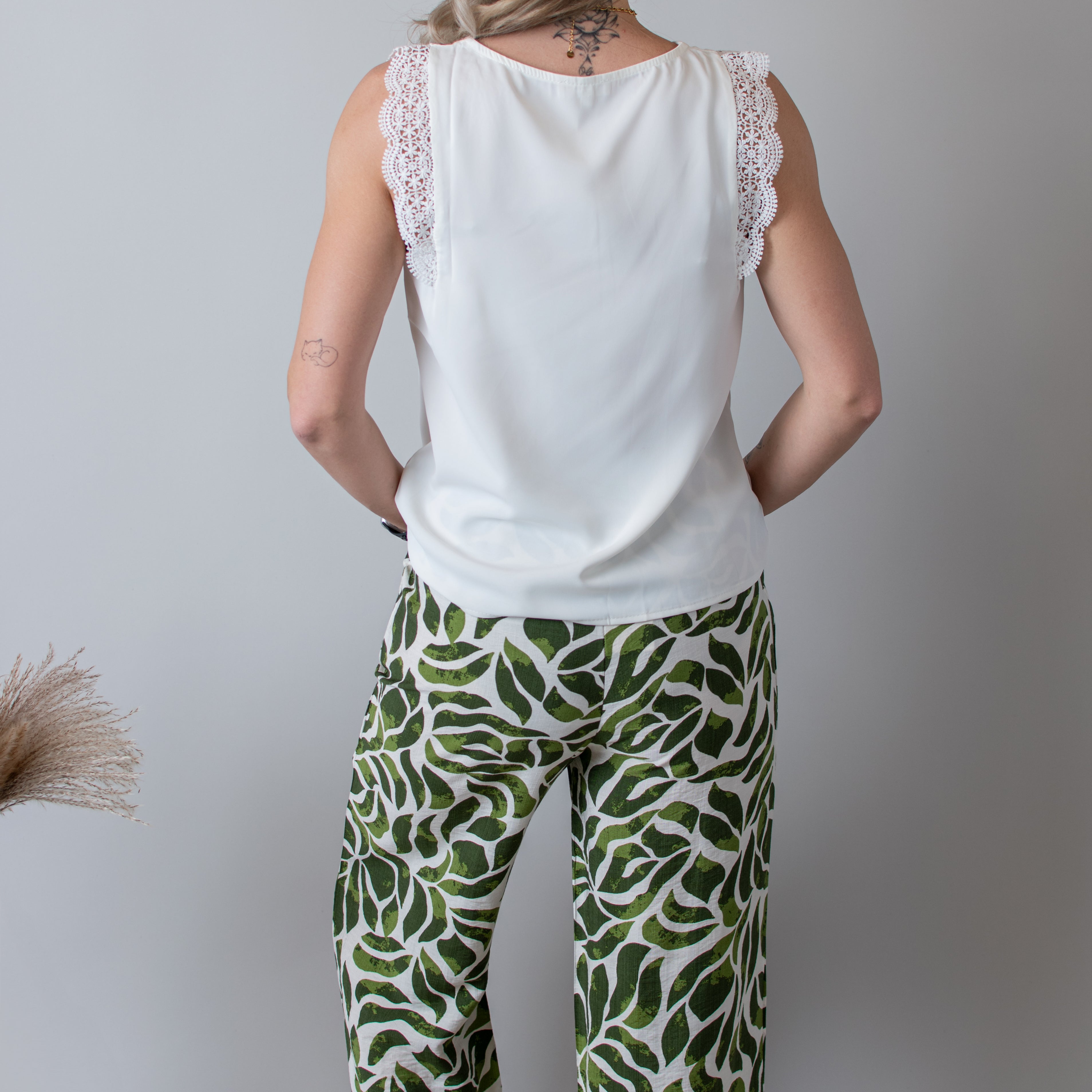 Blouse blanche, col V avec dentelle