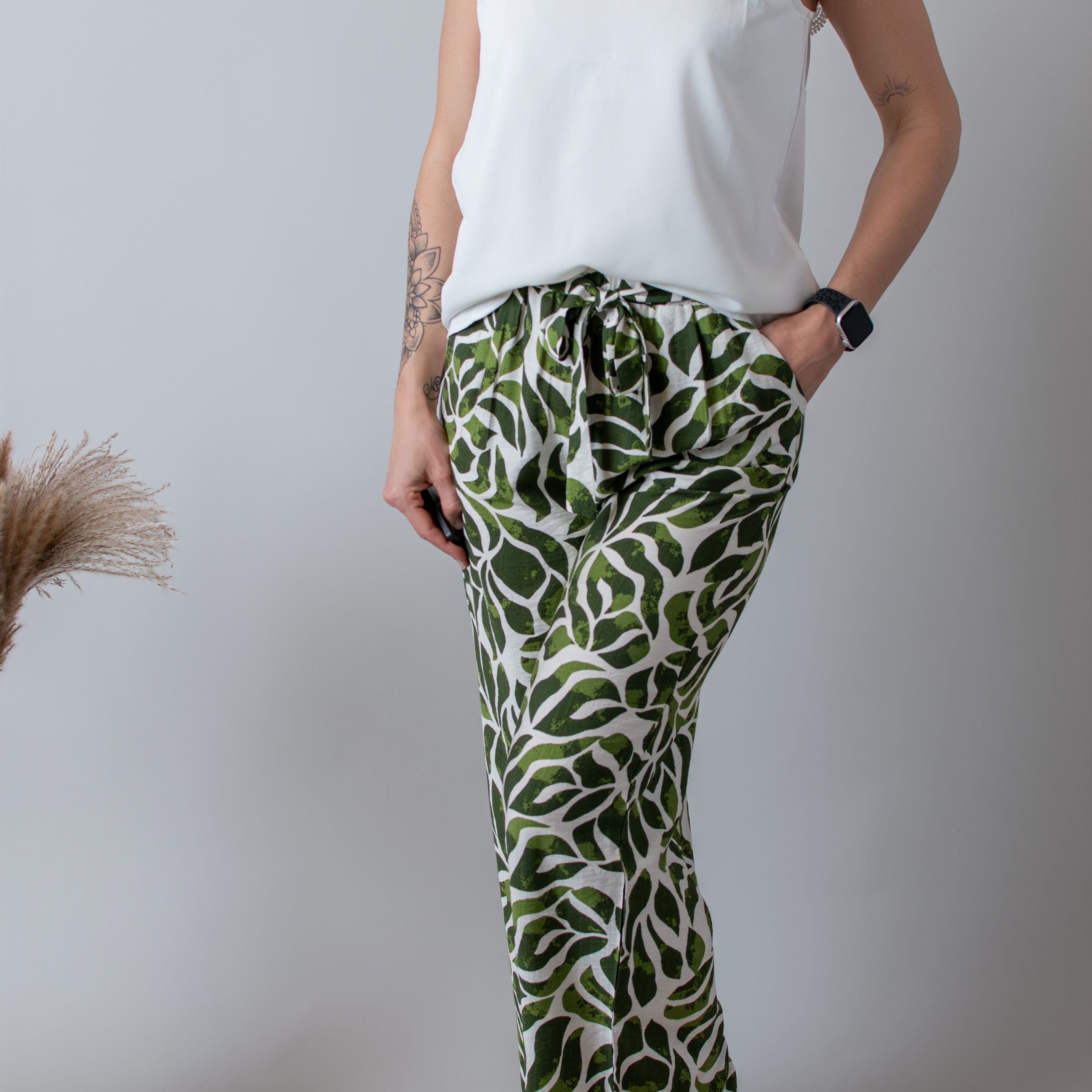 Pantalon fluide écru à motif tropical vert, flare