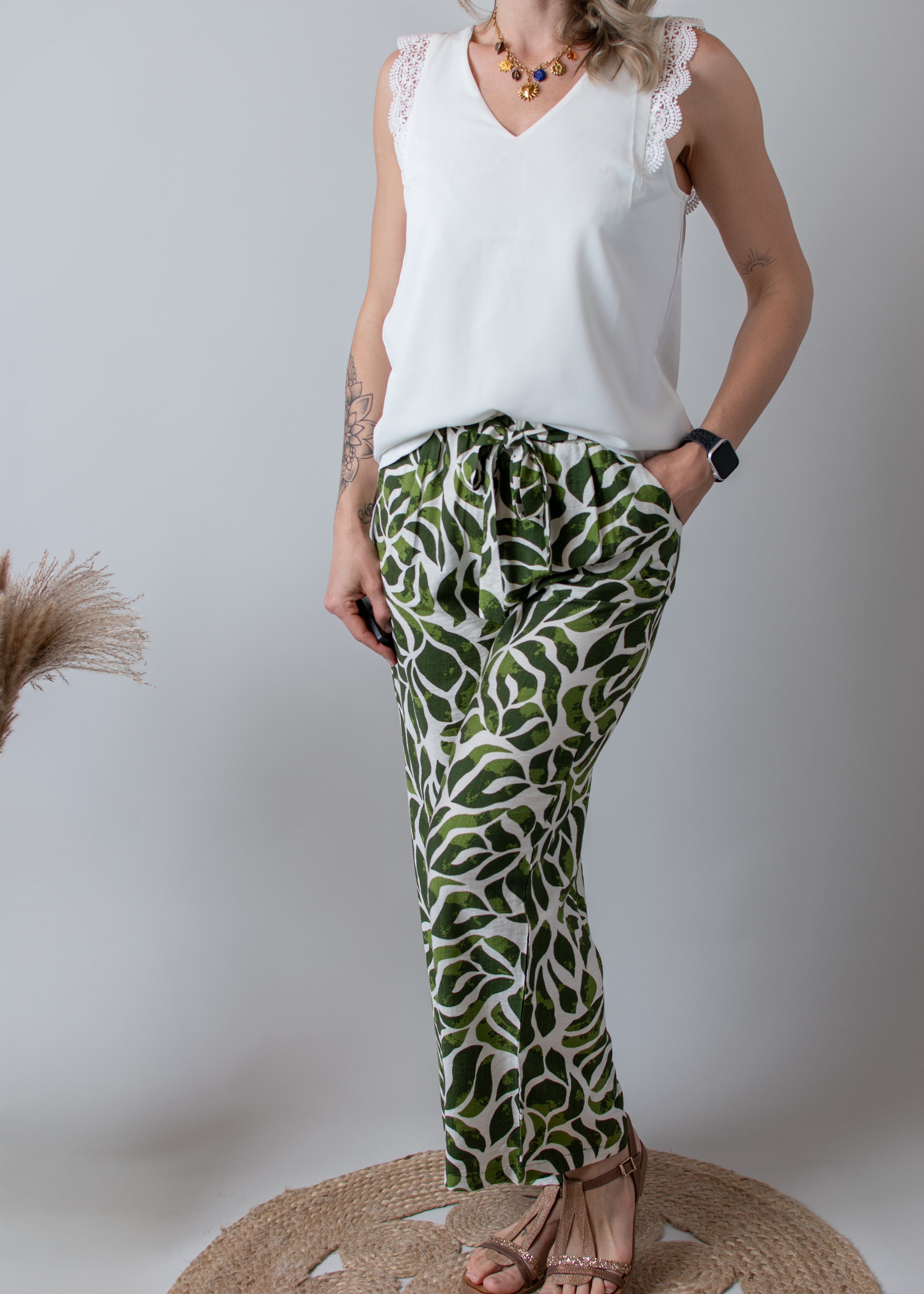 Pantalon fluide écru à motif tropical vert, flare