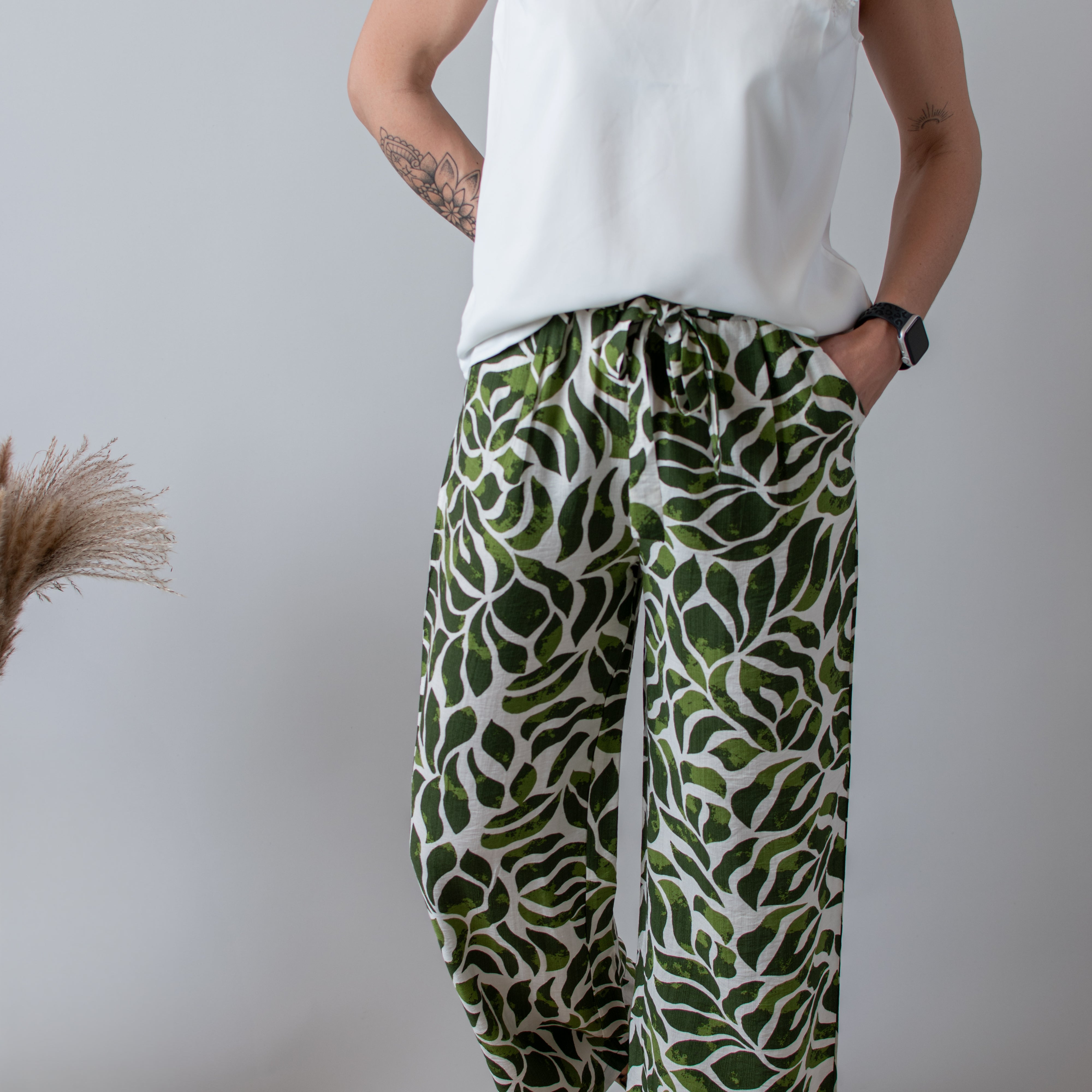 Pantalon fluide écru à motif tropical vert, flare
