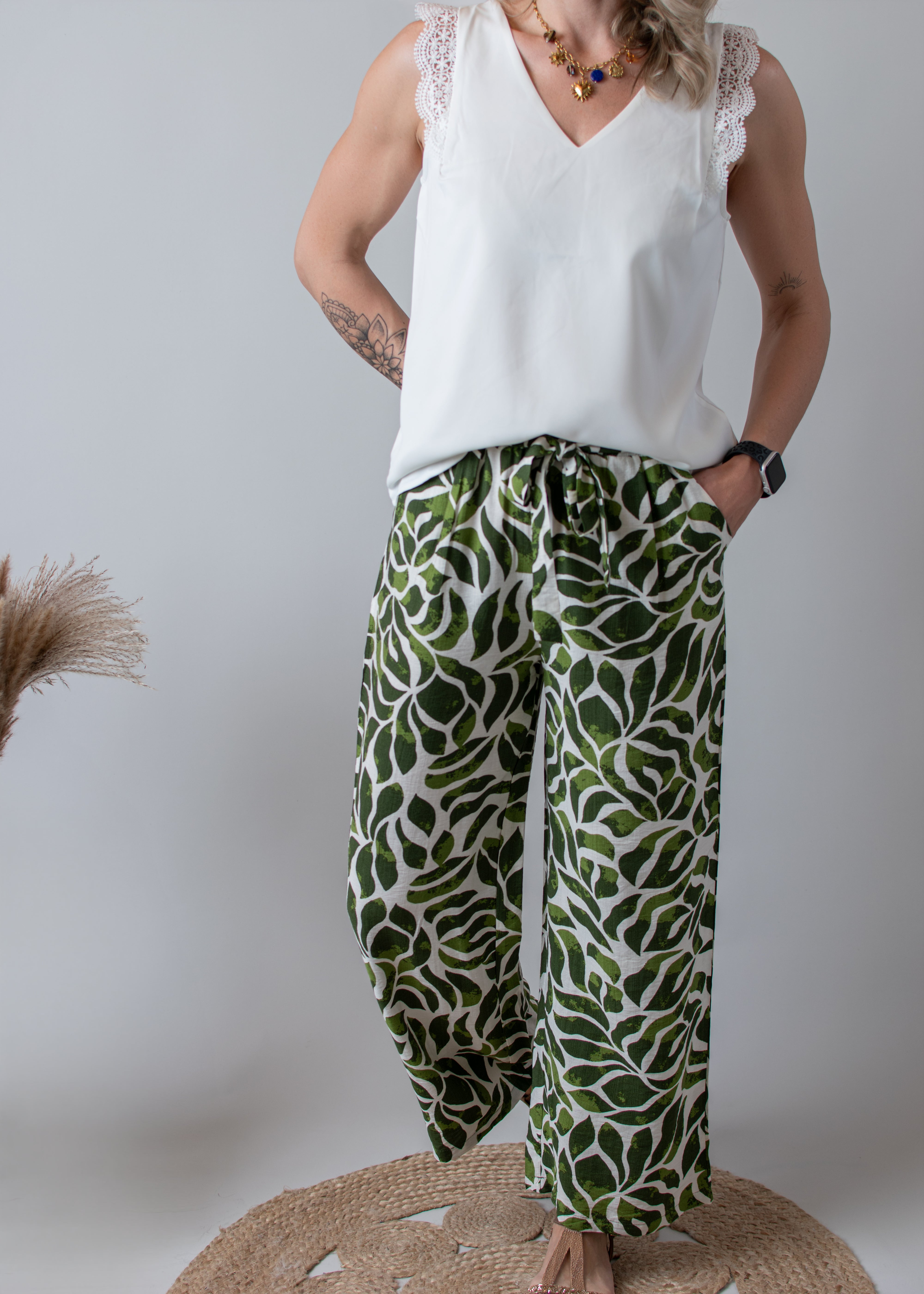 Pantalon fluide écru à motif tropical vert, flare