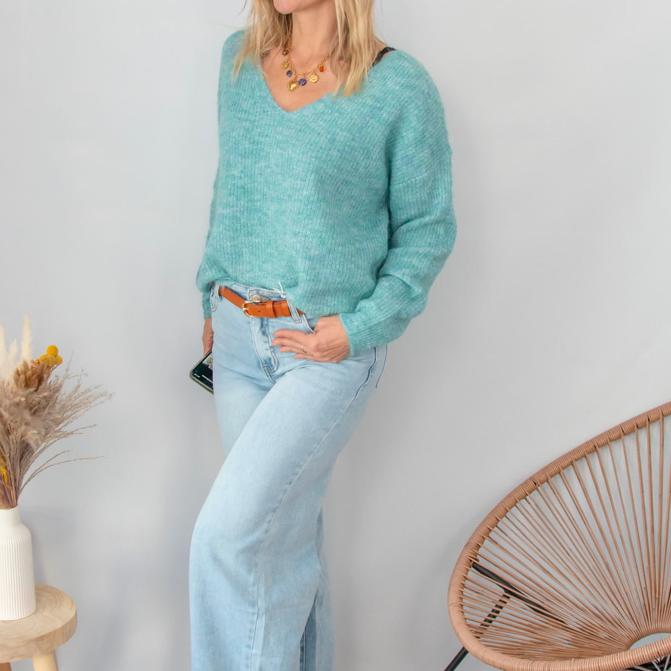 Jean Wide Leg bleu très clair en coton stretch, porté taille haute avec un haut ajusté et des bottes/baskets.