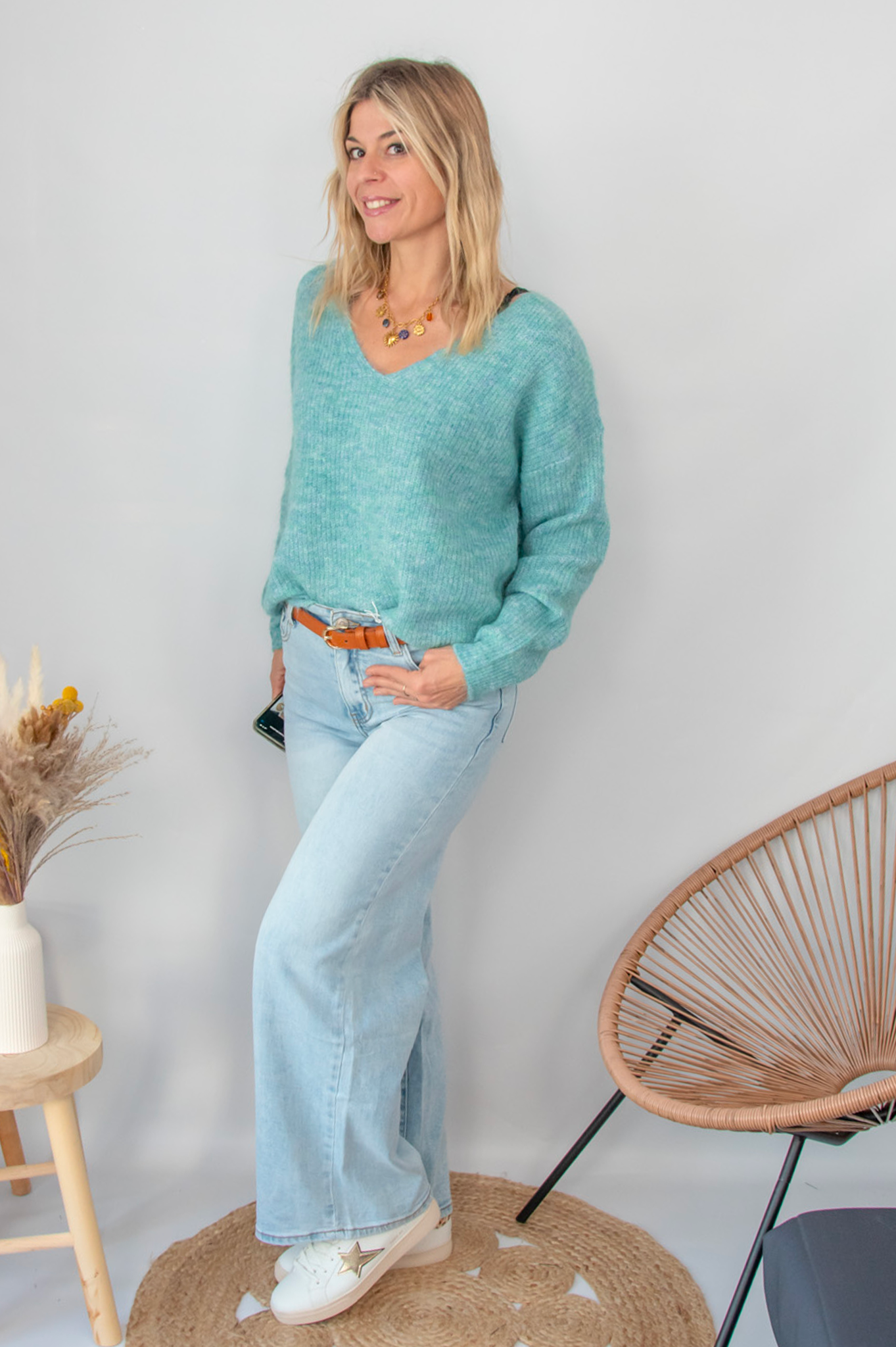 Jean Wide Leg bleu très clair en coton stretch, porté taille haute avec un haut ajusté et des bottes/baskets.