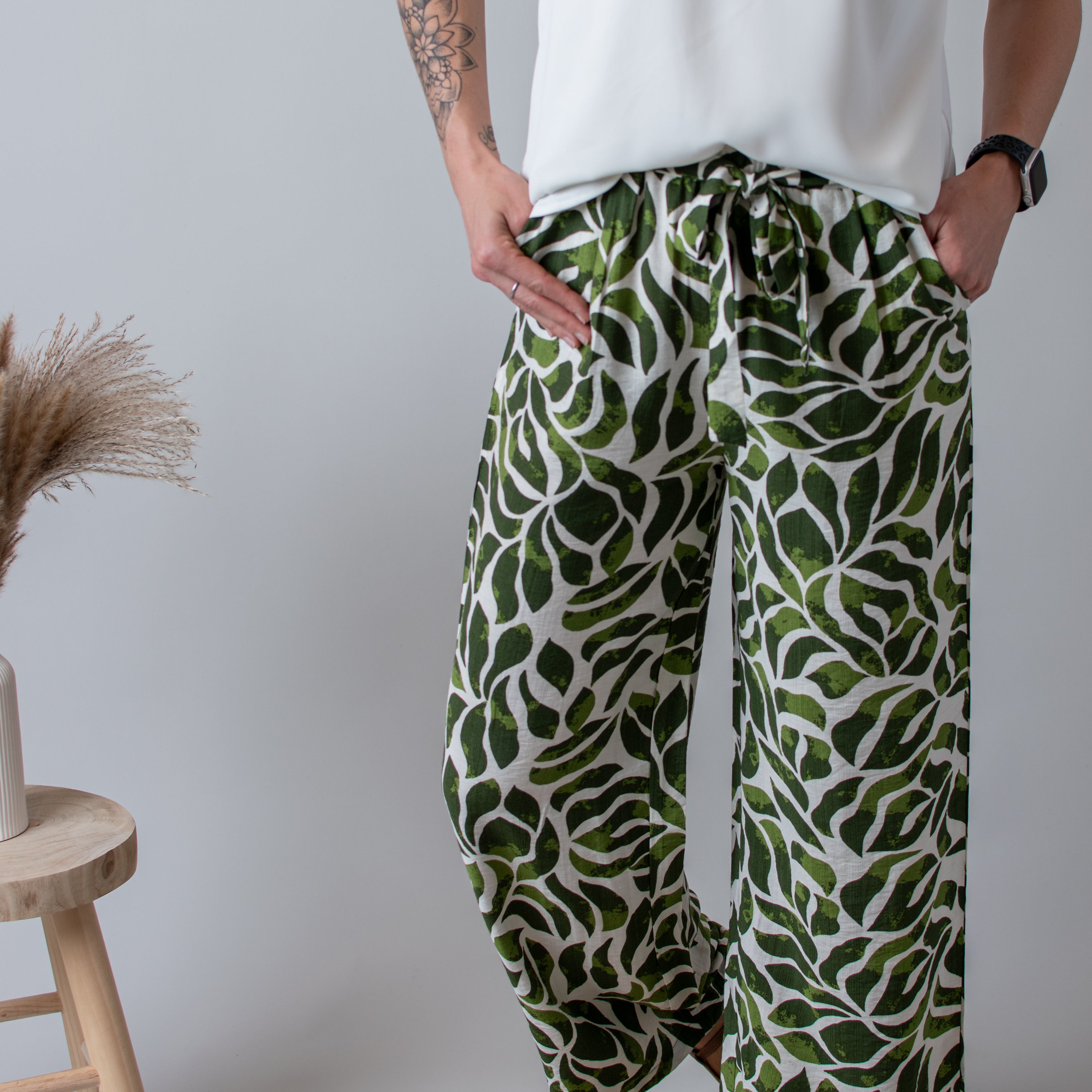Pantalon fluide écru à motif tropical vert, flare