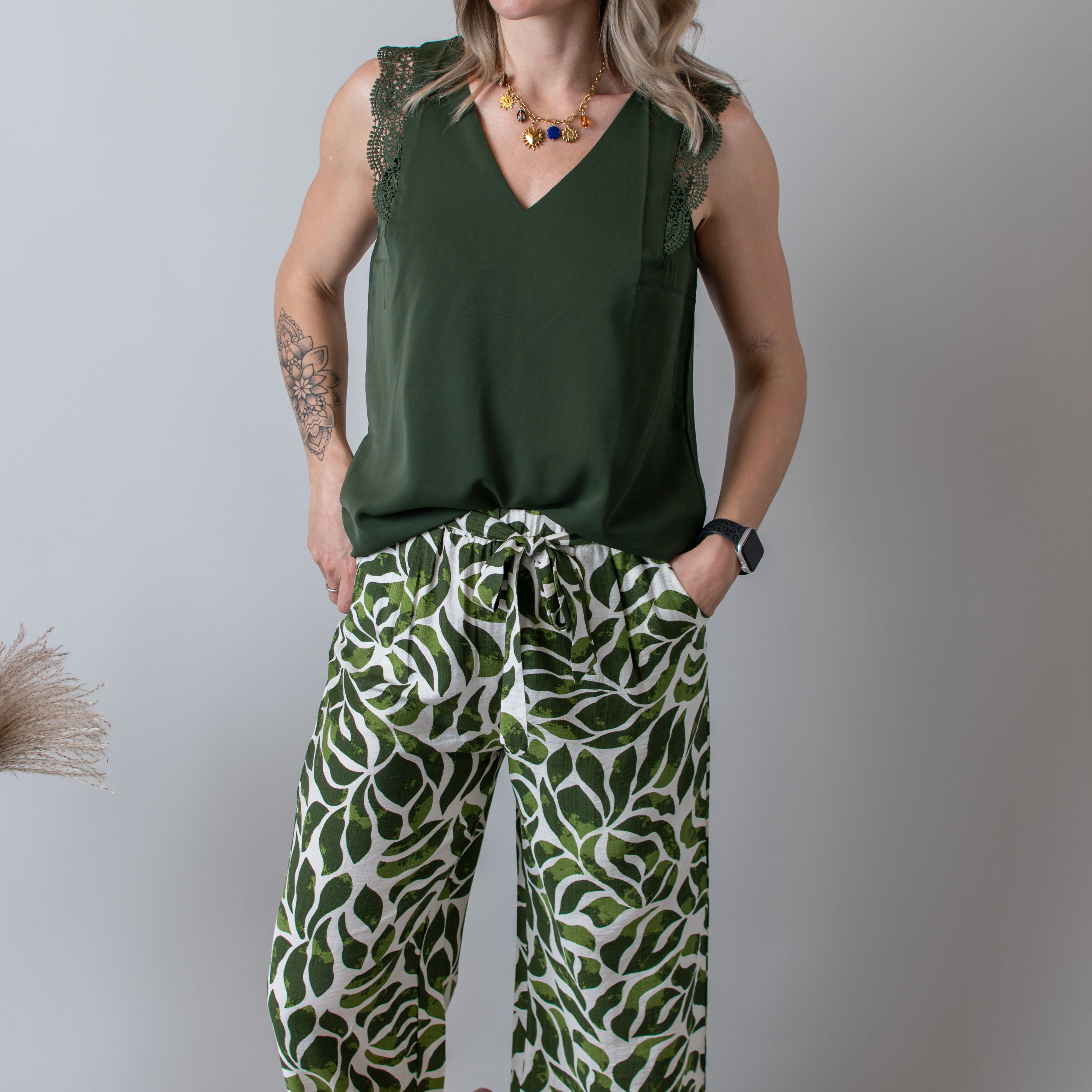 Blouse kaki, col V avec dentelle 