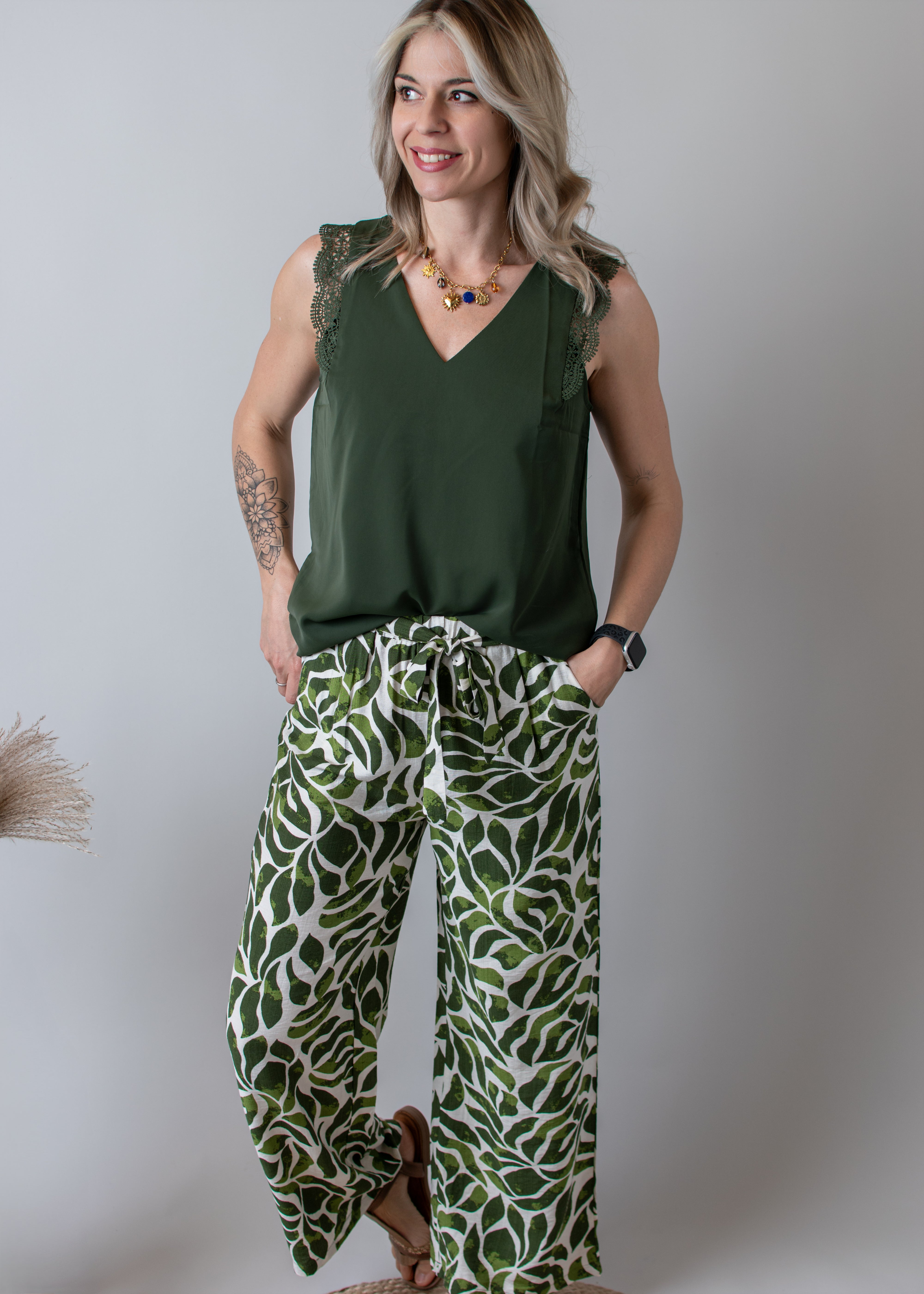 Blouse kaki, col V avec dentelle 