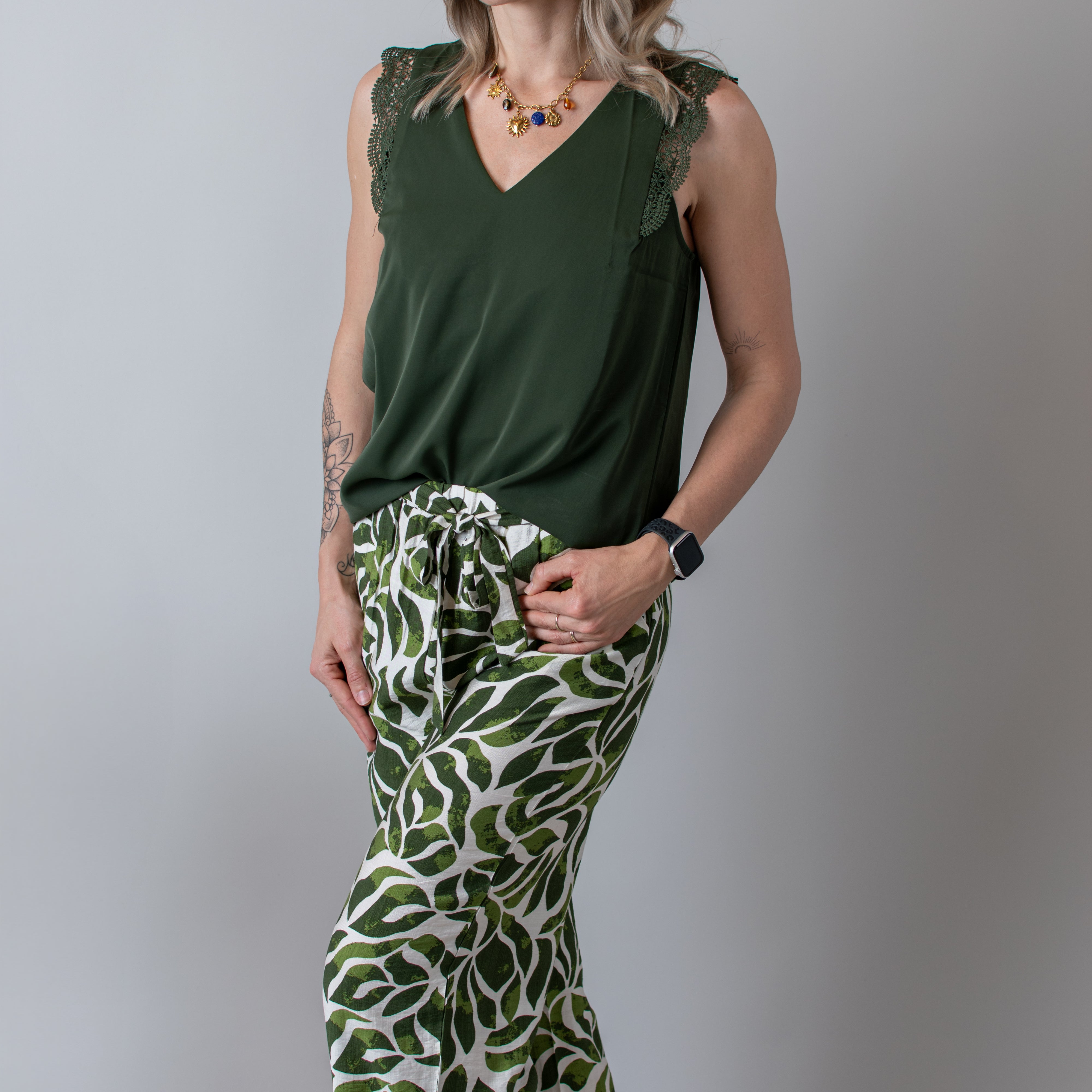 Blouse kaki, col V avec dentelle 