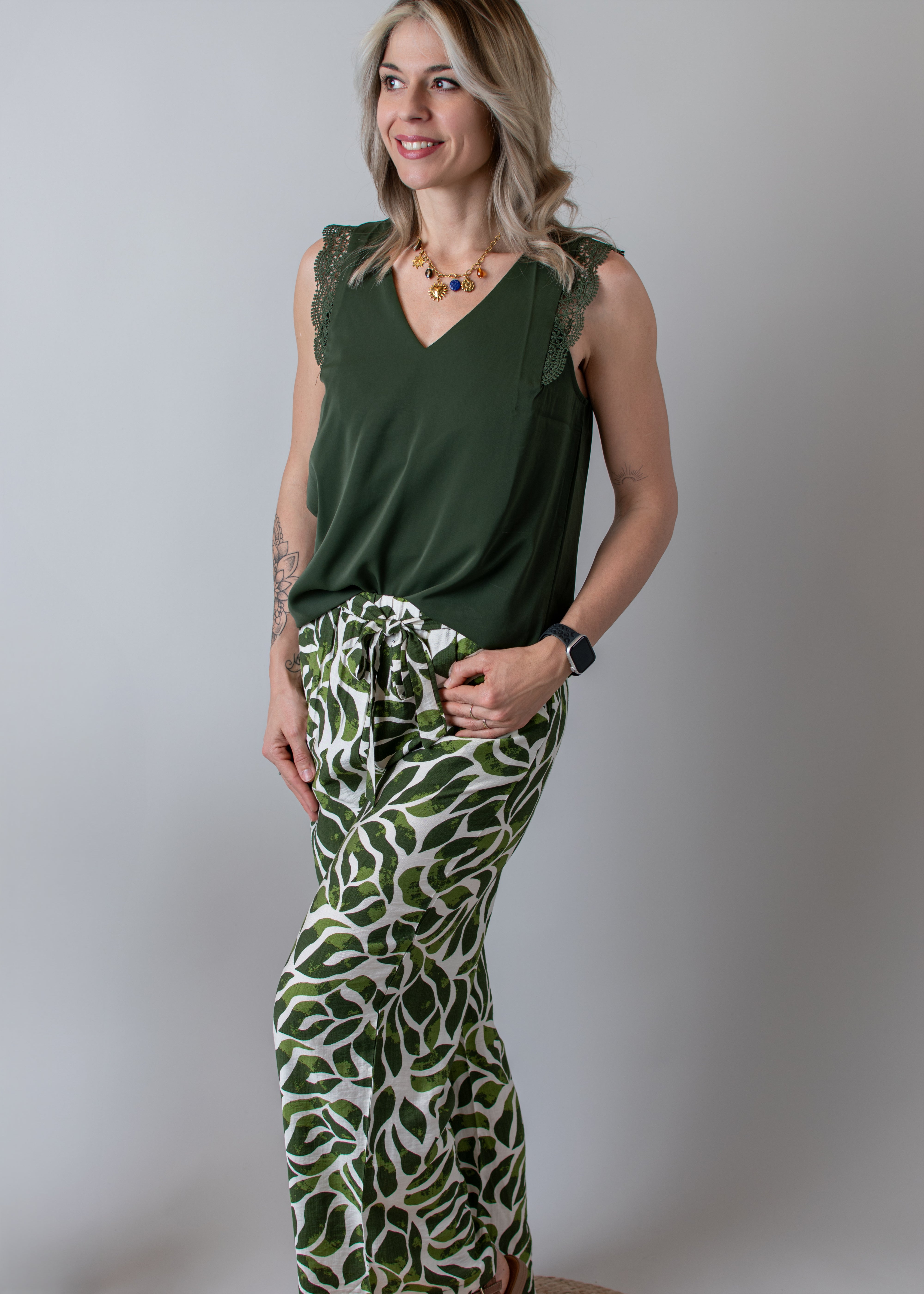 Blouse kaki, col V avec dentelle 