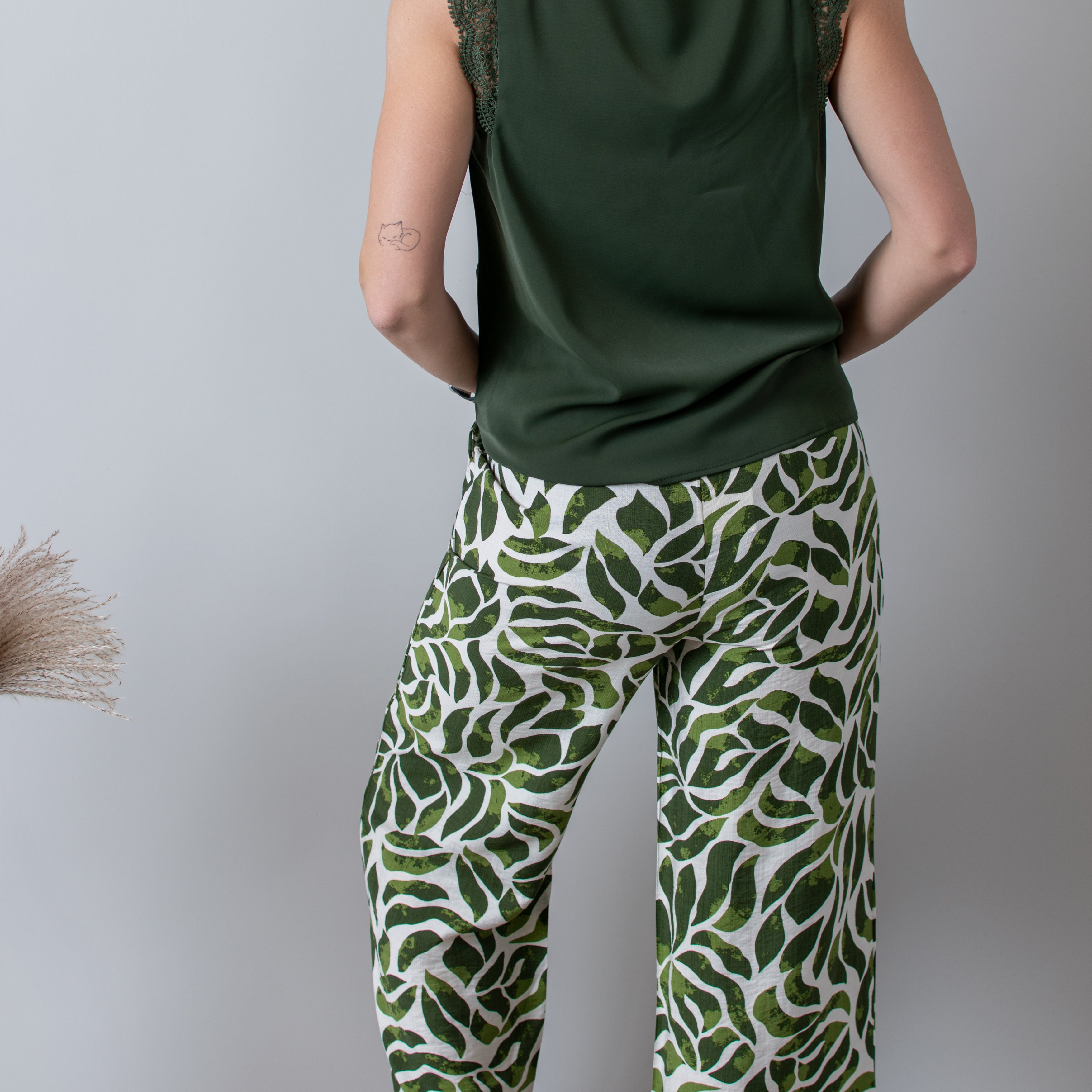 Blouse kaki, col V avec dentelle 