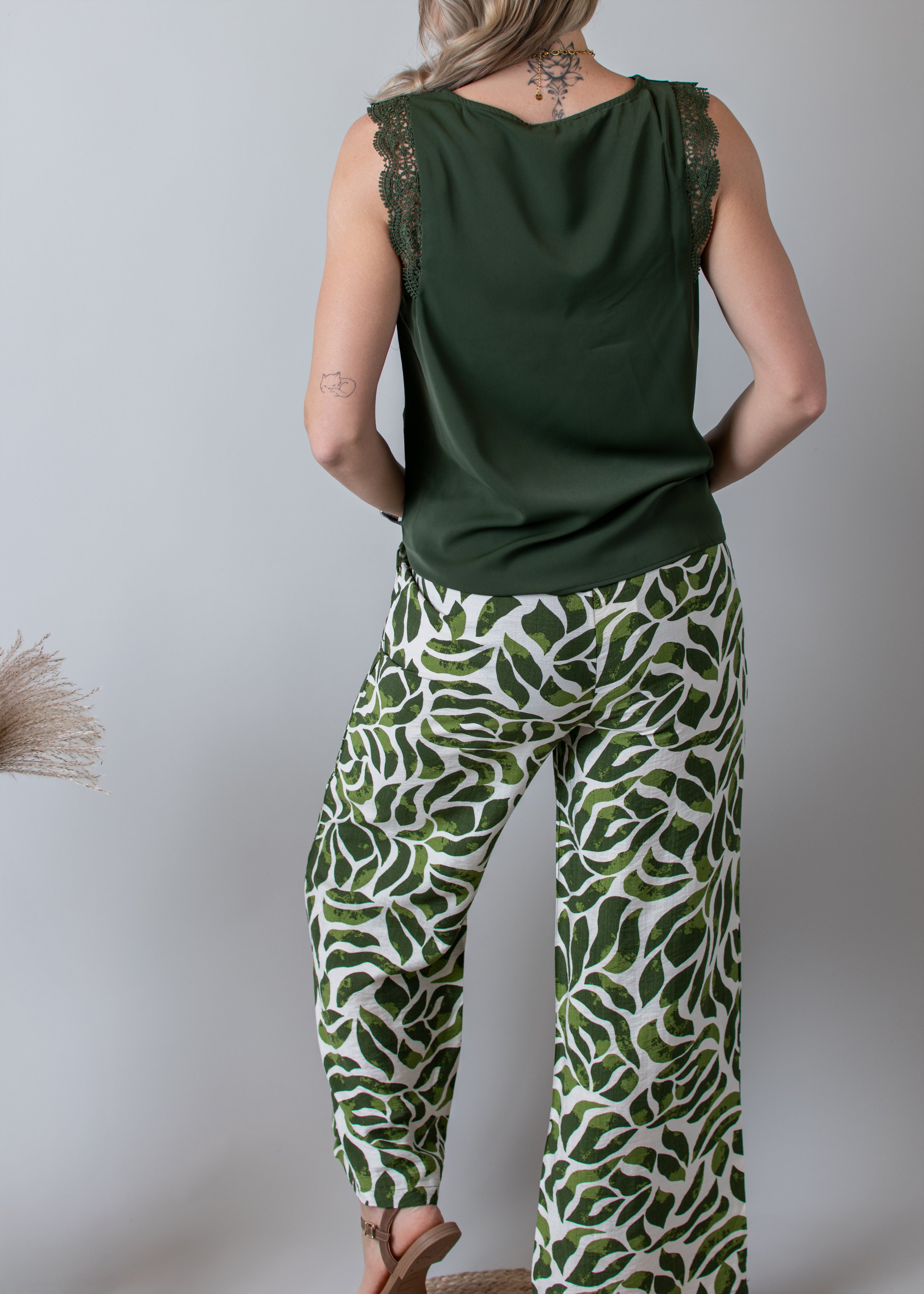 Blouse kaki, col V avec dentelle 