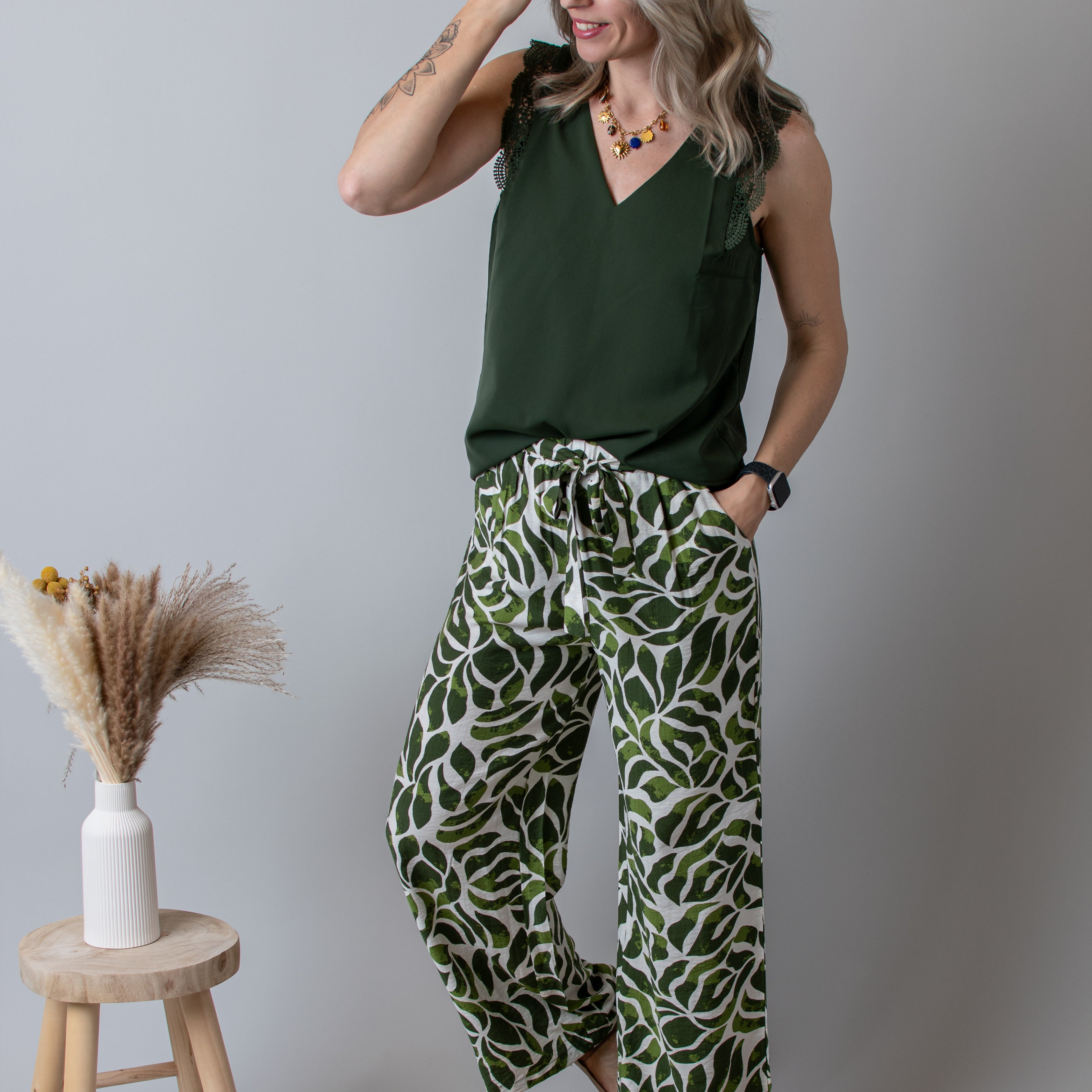 Pantalon fluide écru à motif tropical vert, flare