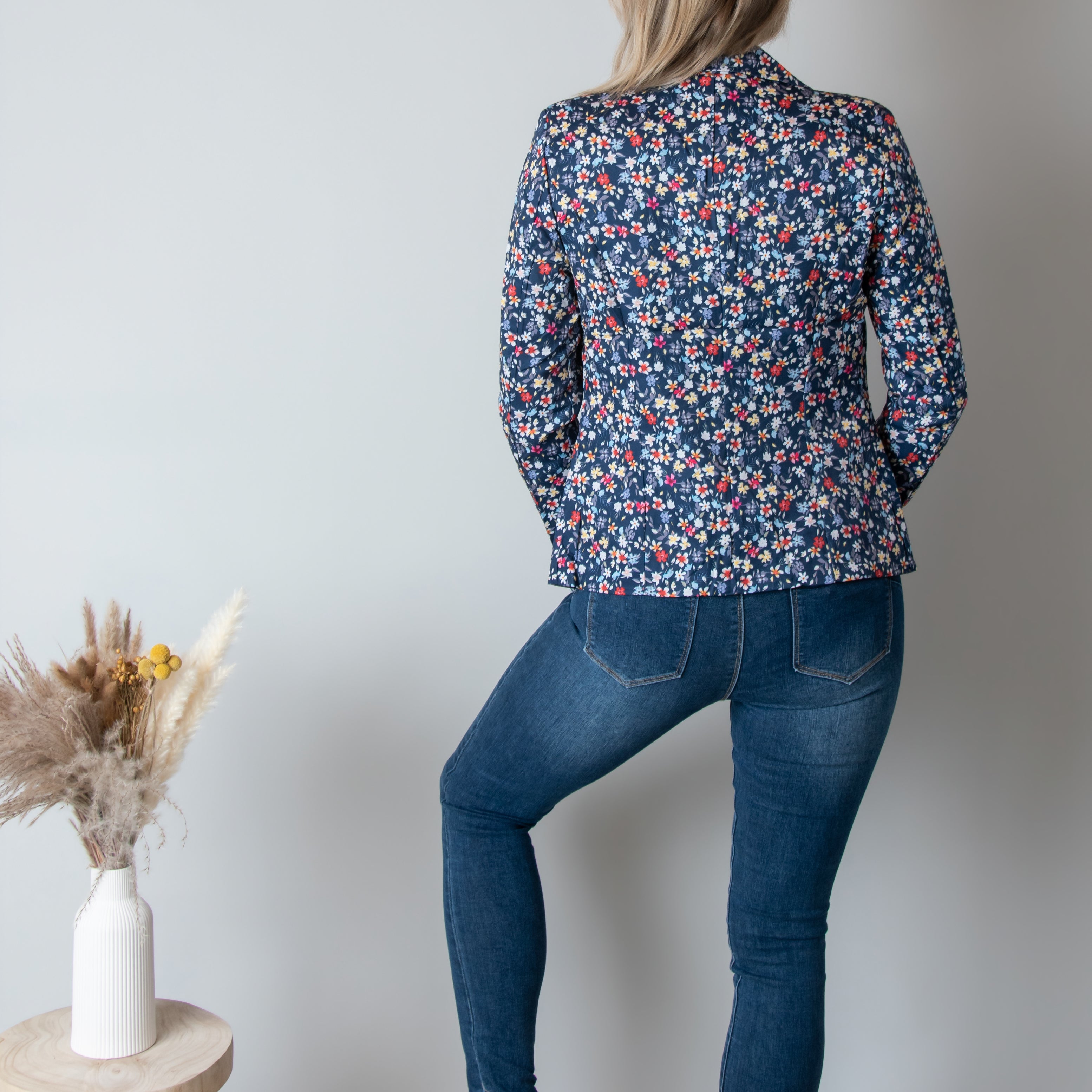 Blazer bleu motif fleuri la boutique de lydie