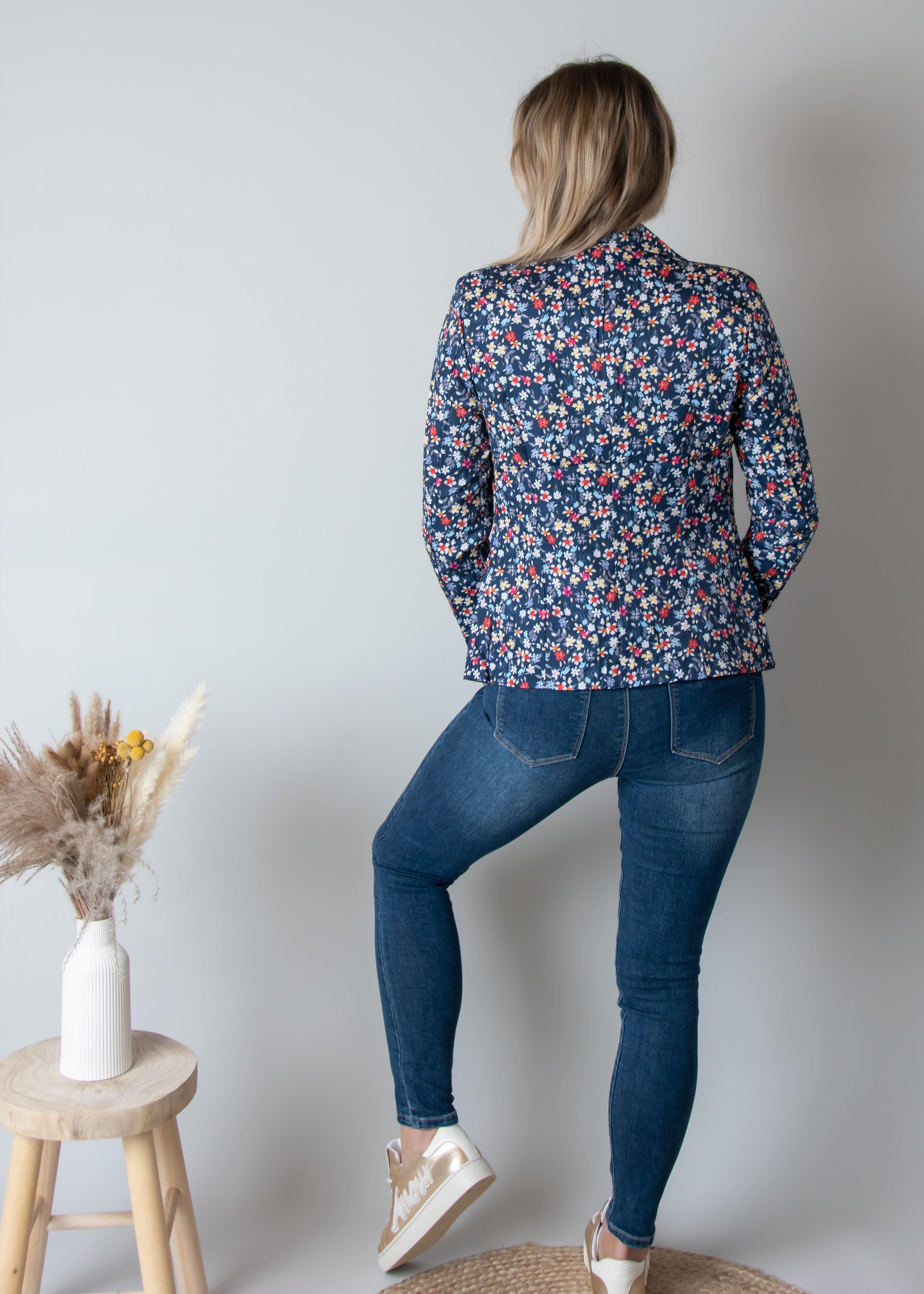 Blazer bleu motif fleuri la boutique de lydie