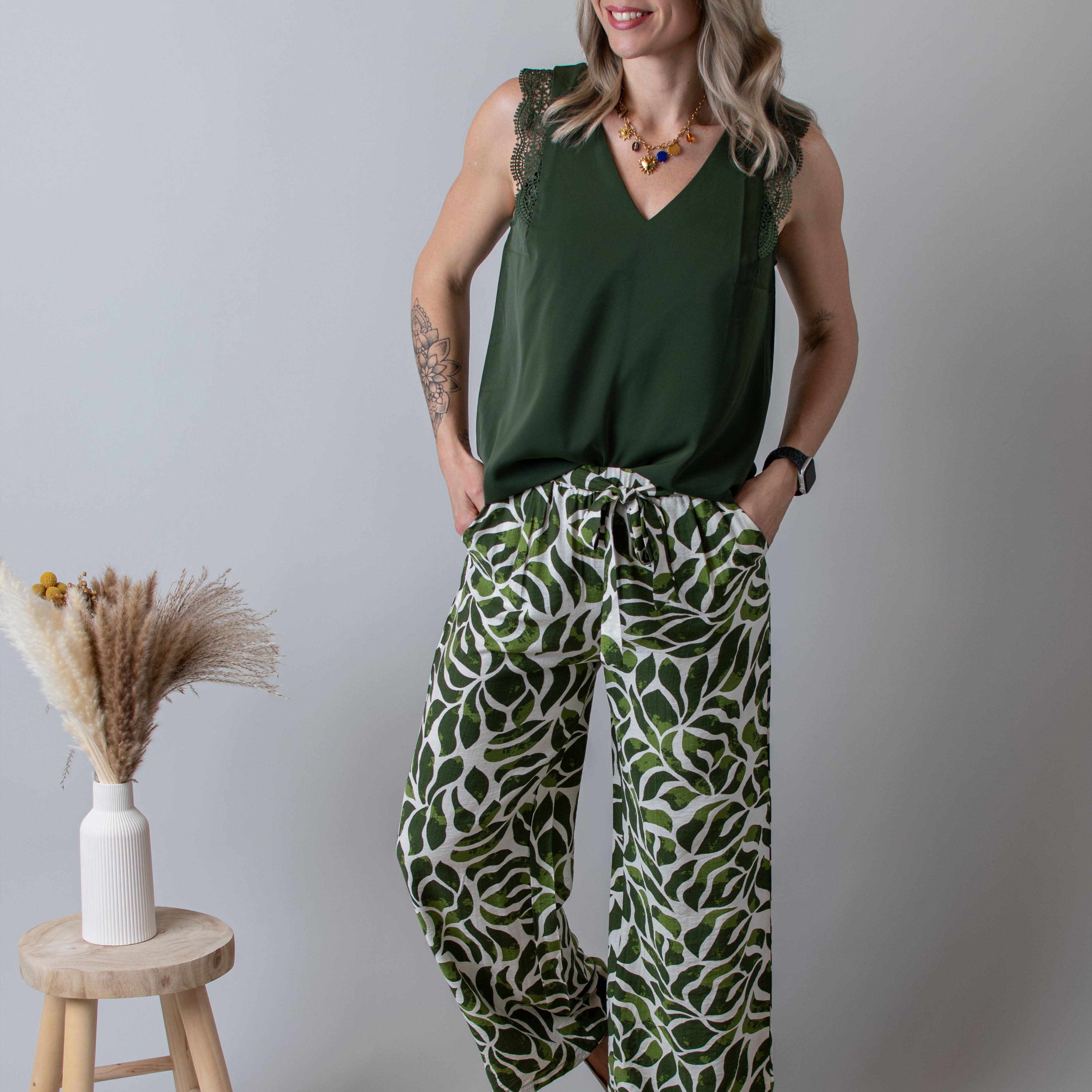 Pantalon fluide écru à motif tropical vert, flare