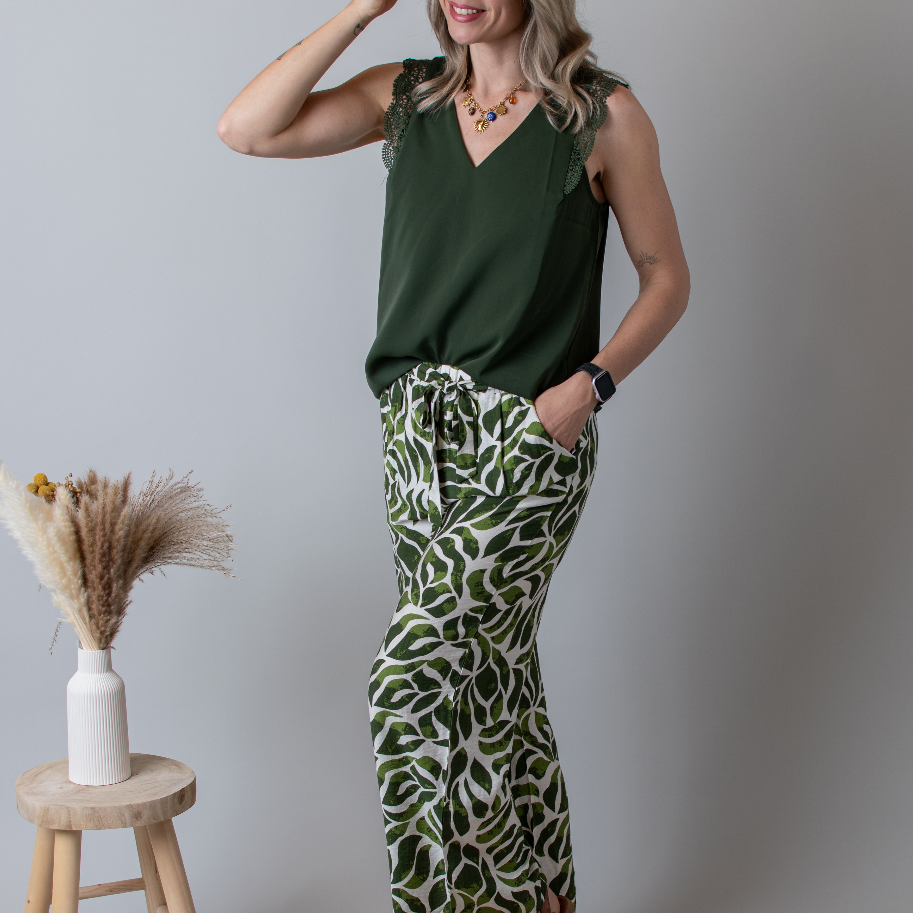 Blouse kaki, col V avec dentelle 