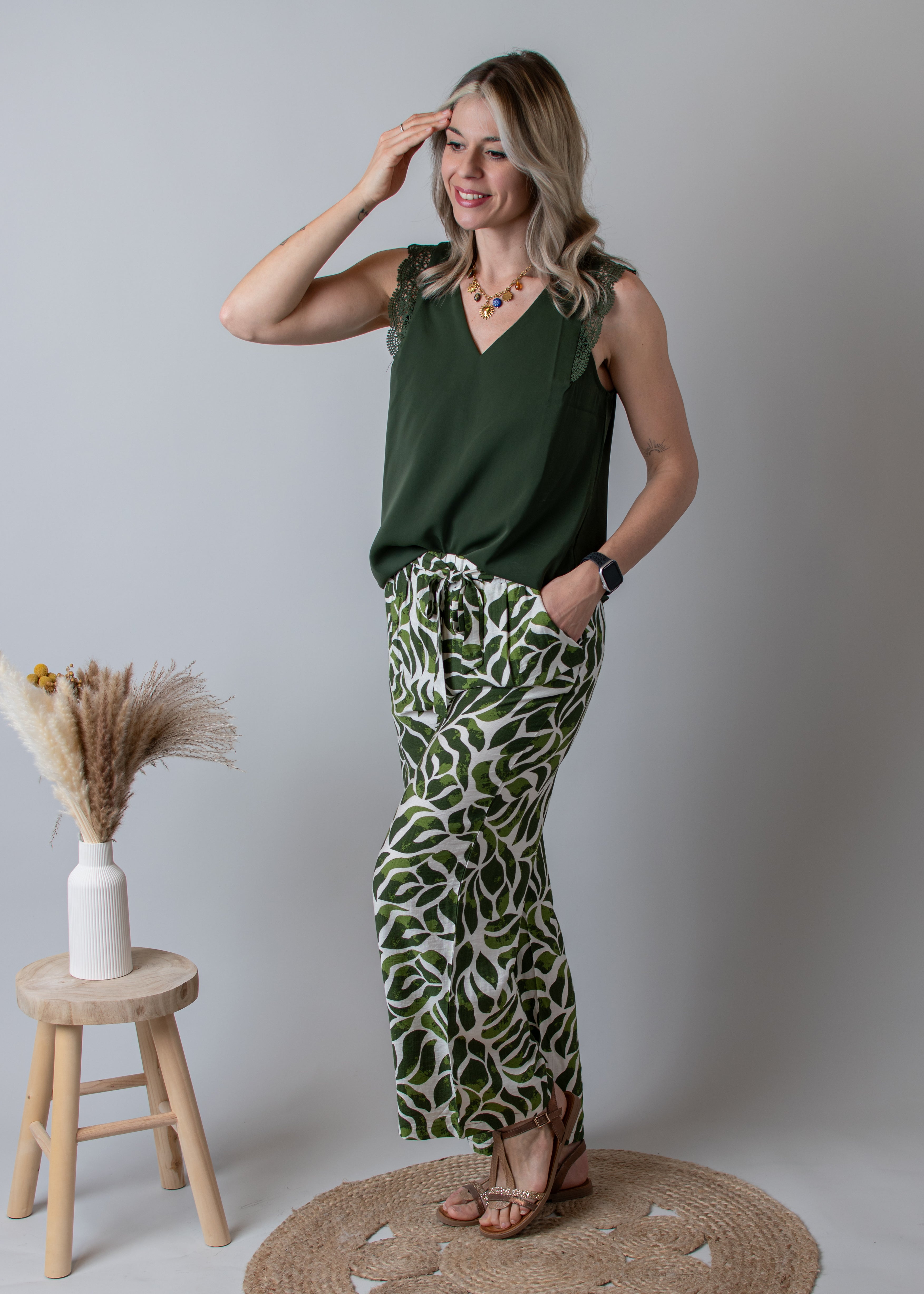 Blouse kaki, col V avec dentelle 