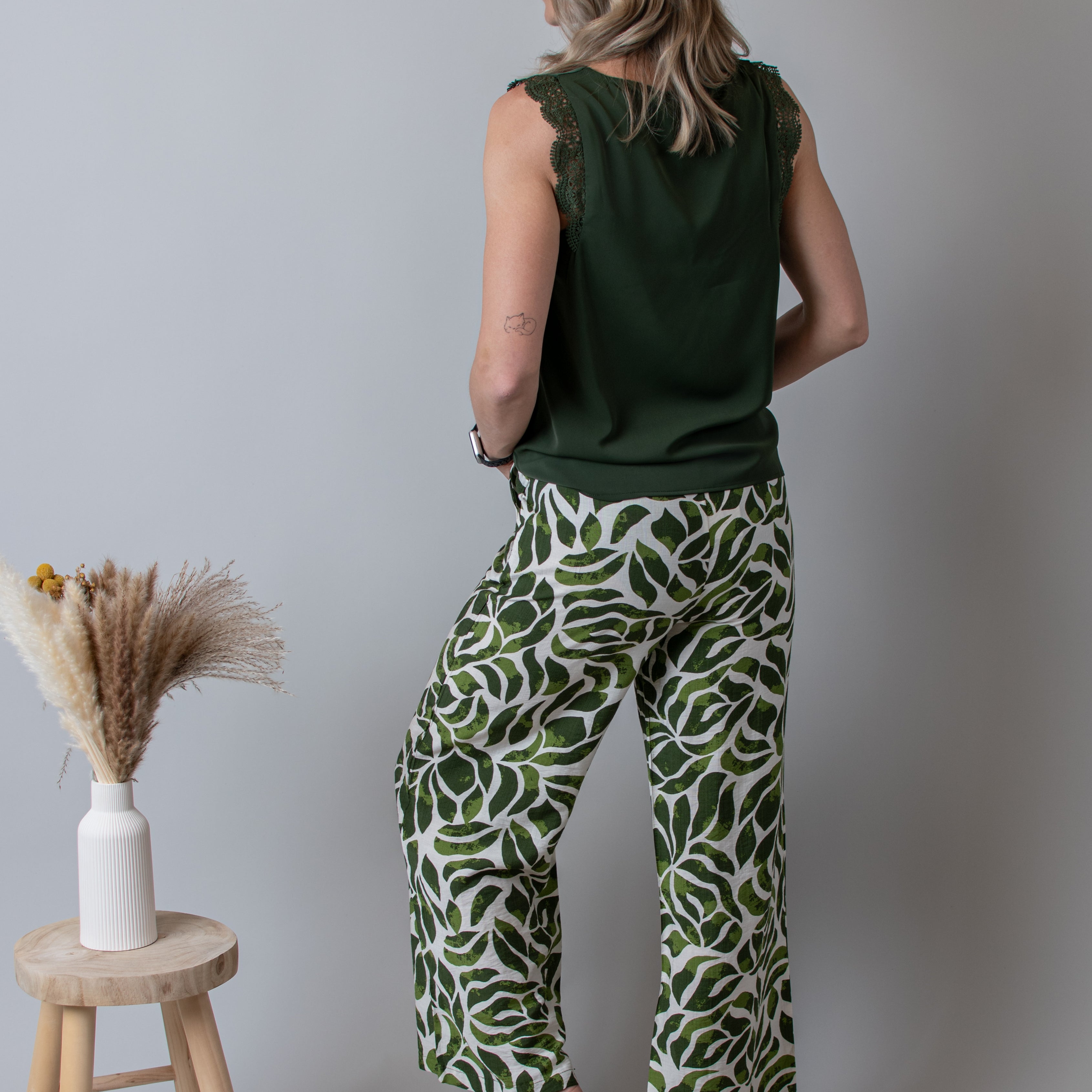 Blouse kaki, col V avec dentelle 