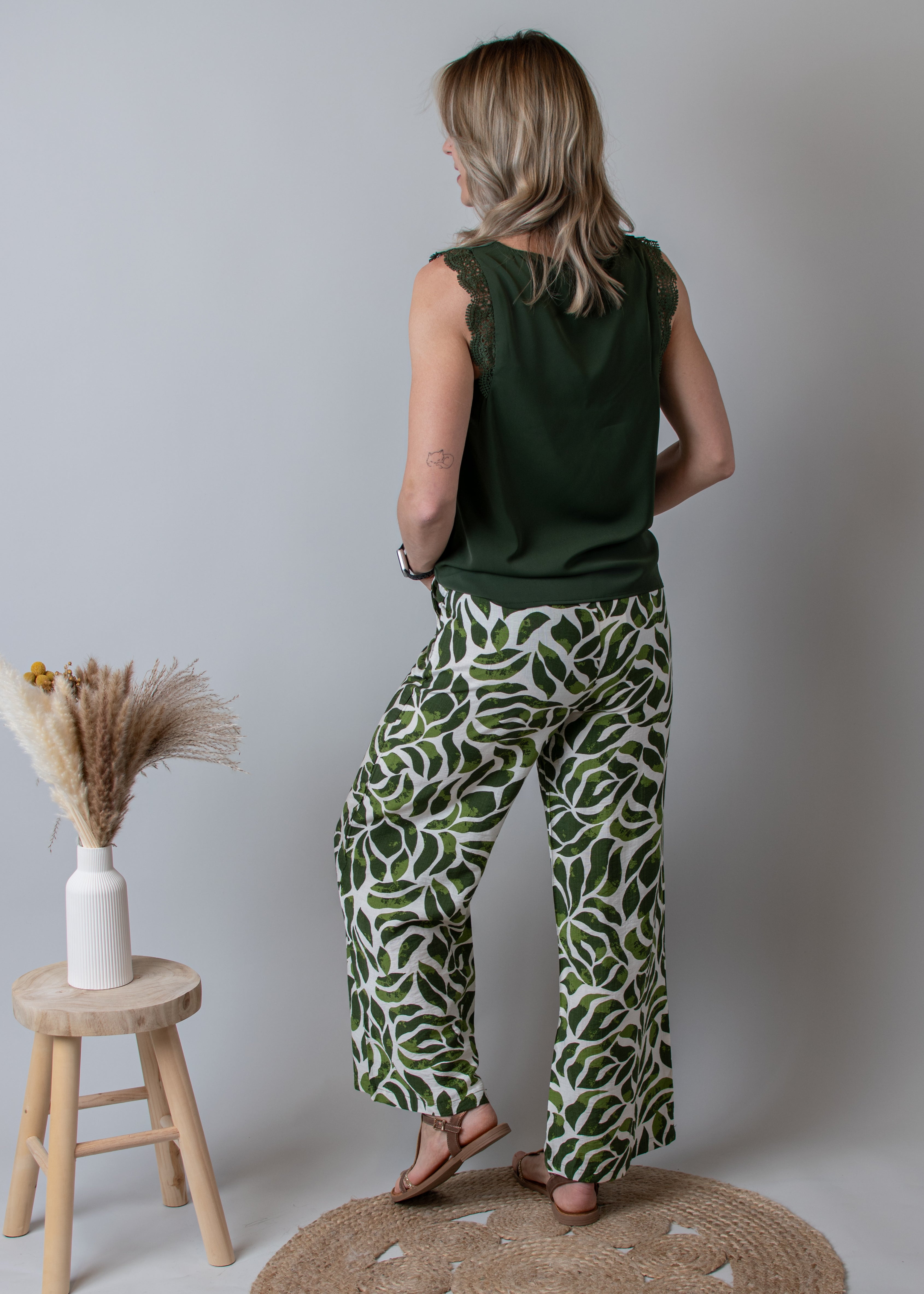 Blouse kaki, col V avec dentelle 