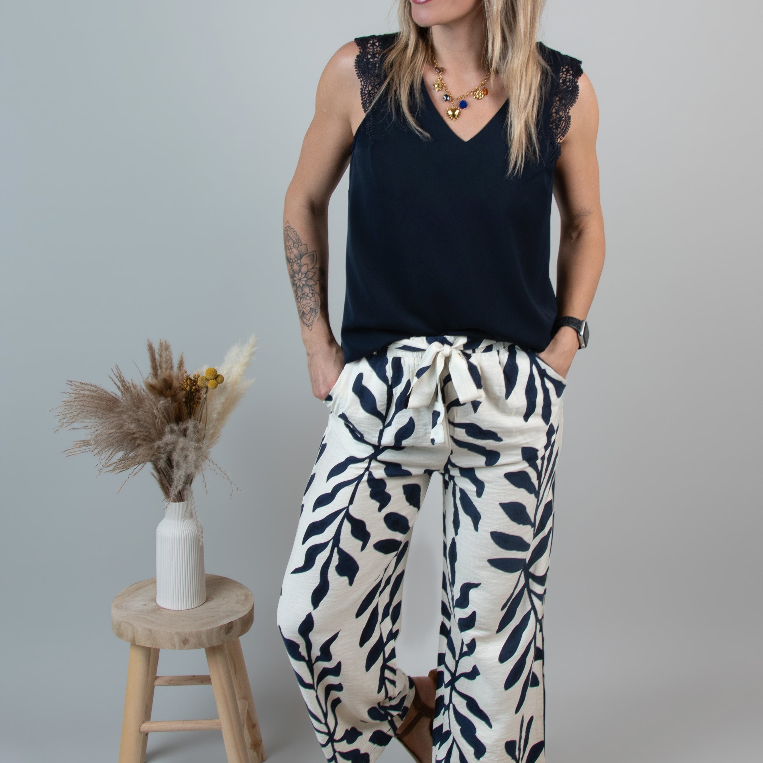 Pantalon fluide écru à motif fleuri marine