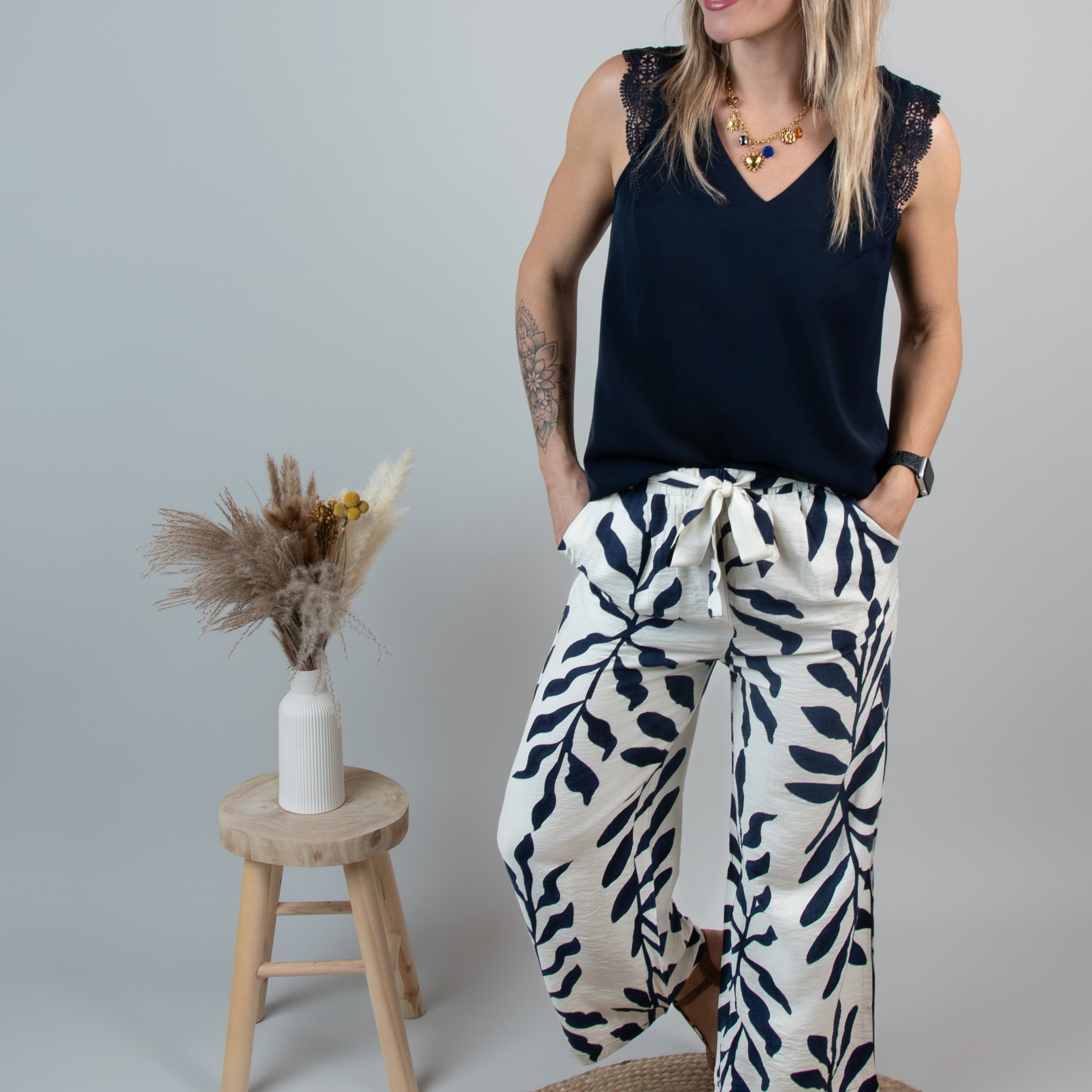 Pantalon fluide écru à motif fleuri marine