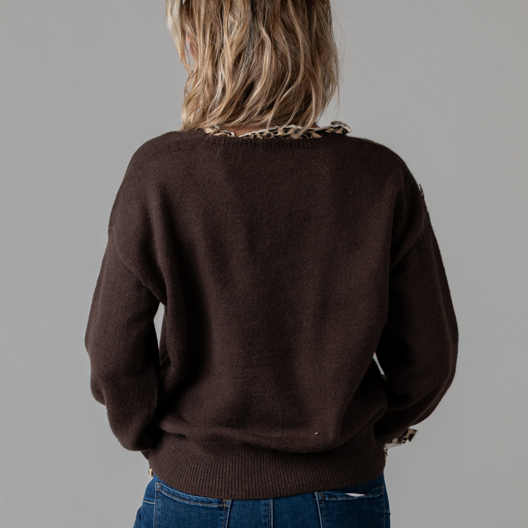 Pull col V chocolat détails léopard