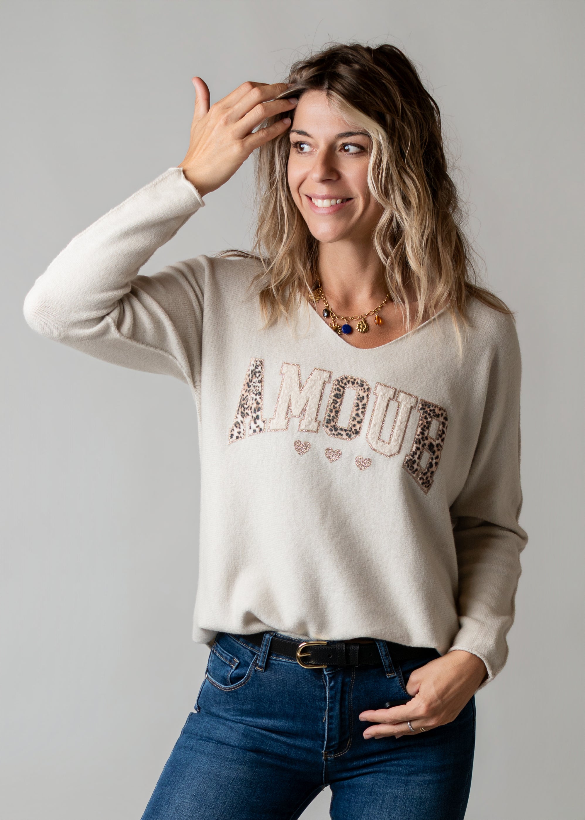 Pull col V beige brodé Amour la Boutique de Lydie
