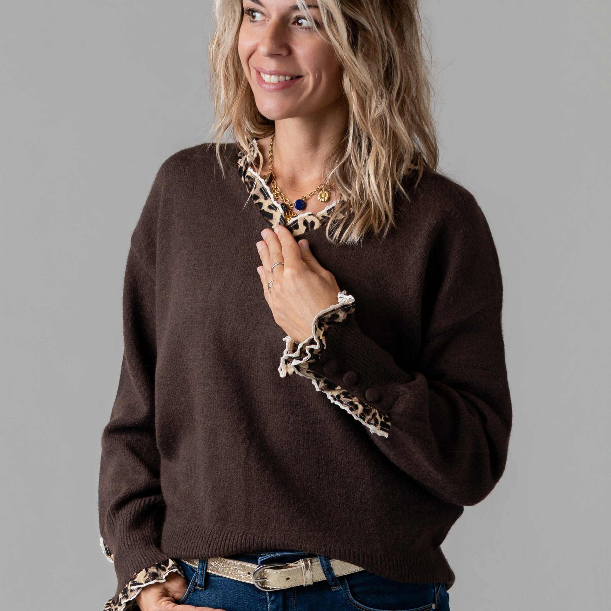 Pull col V chocolat détails léopard la boutique de lydie