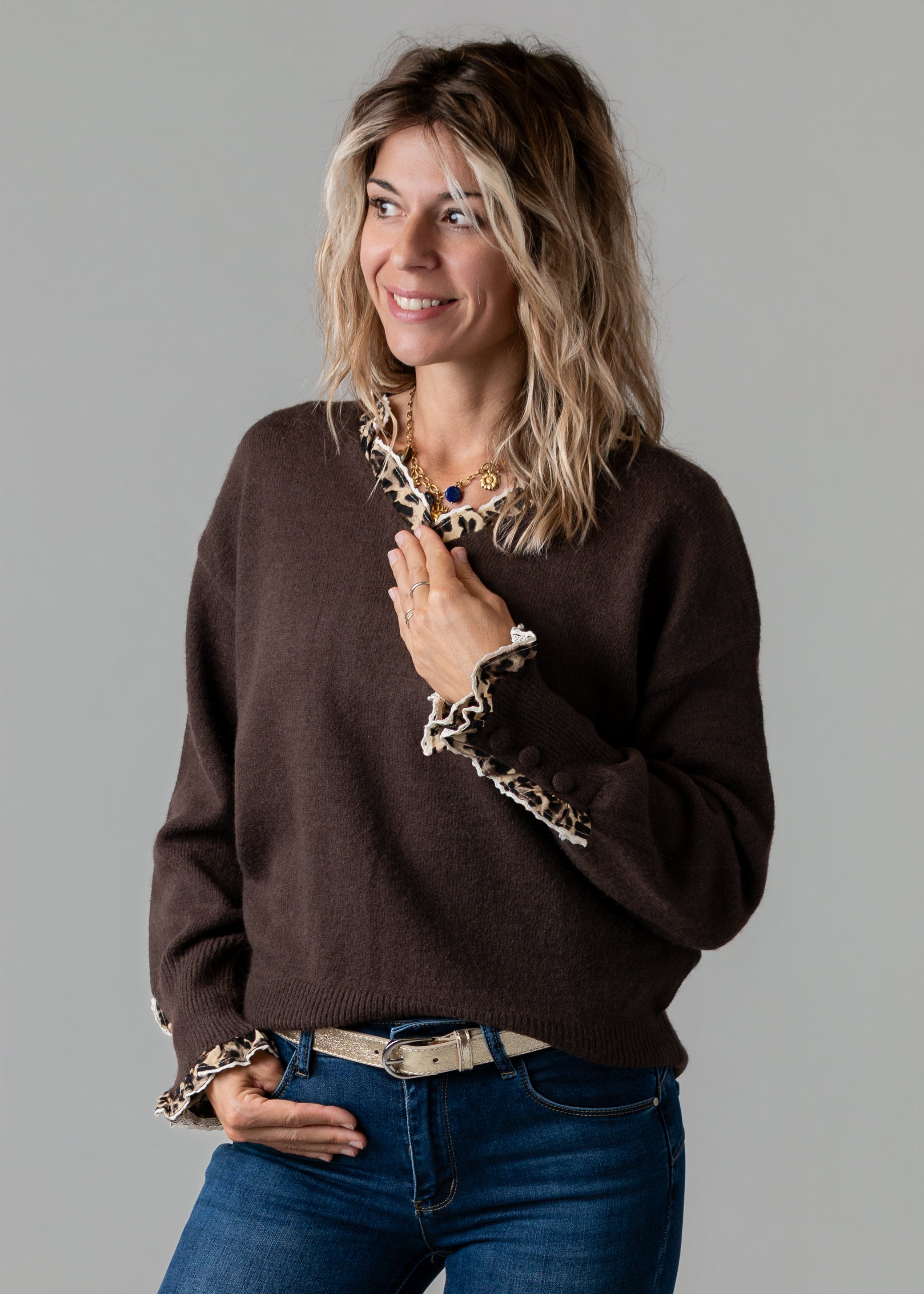 Pull col V chocolat détails léopard la boutique de lydie