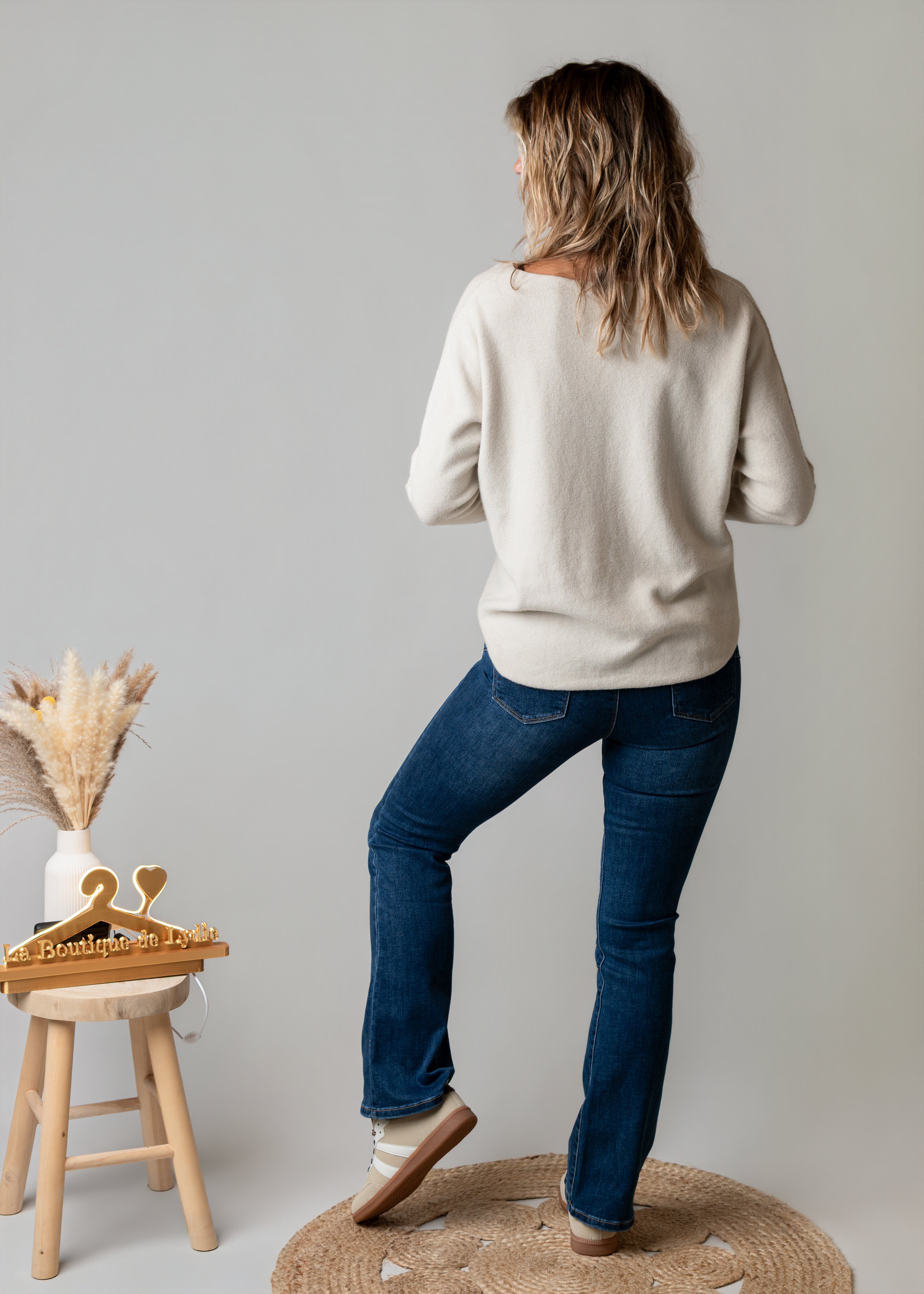 Pull col V beige brodé Amour