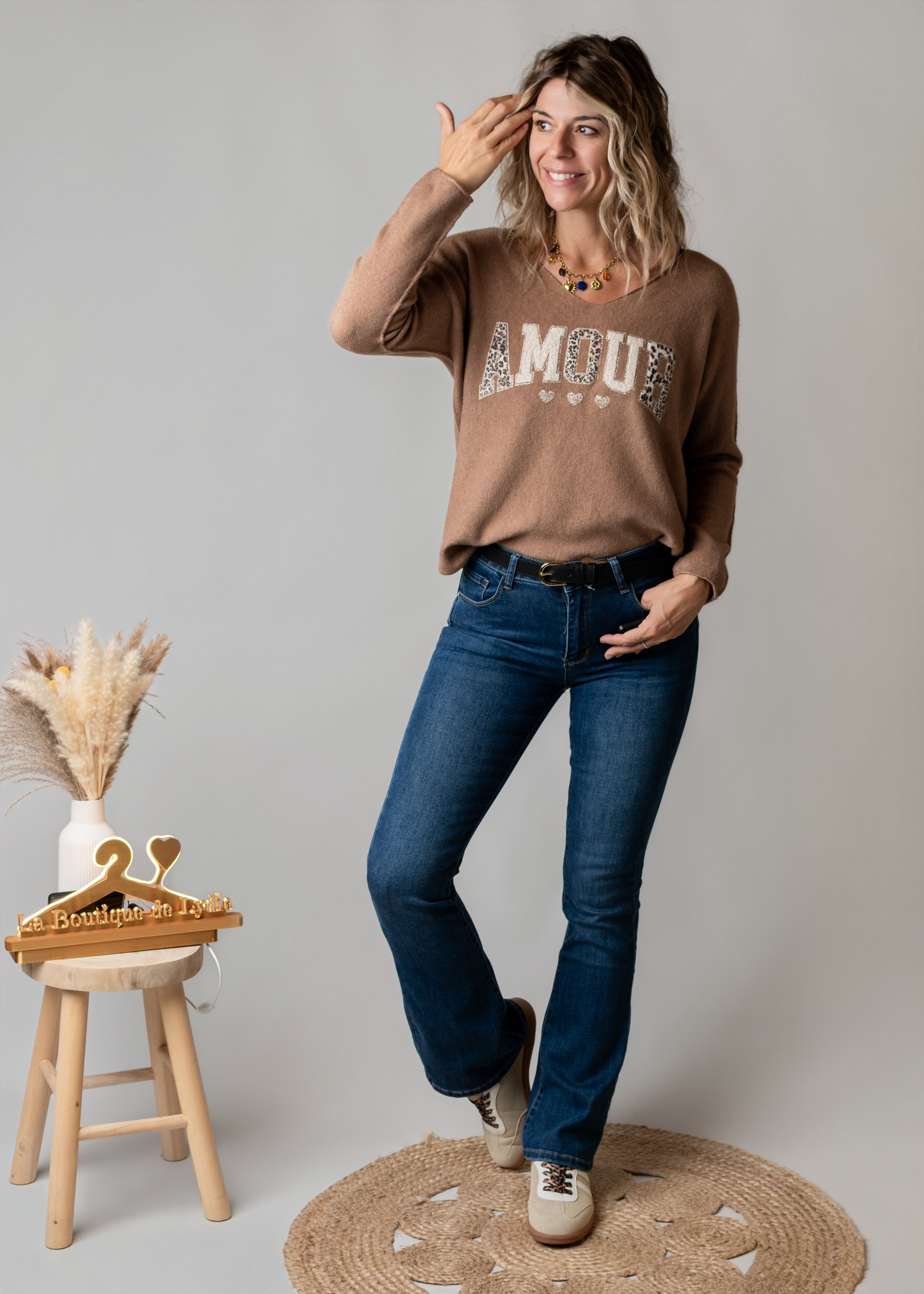 Pull col V camel brodé Amour