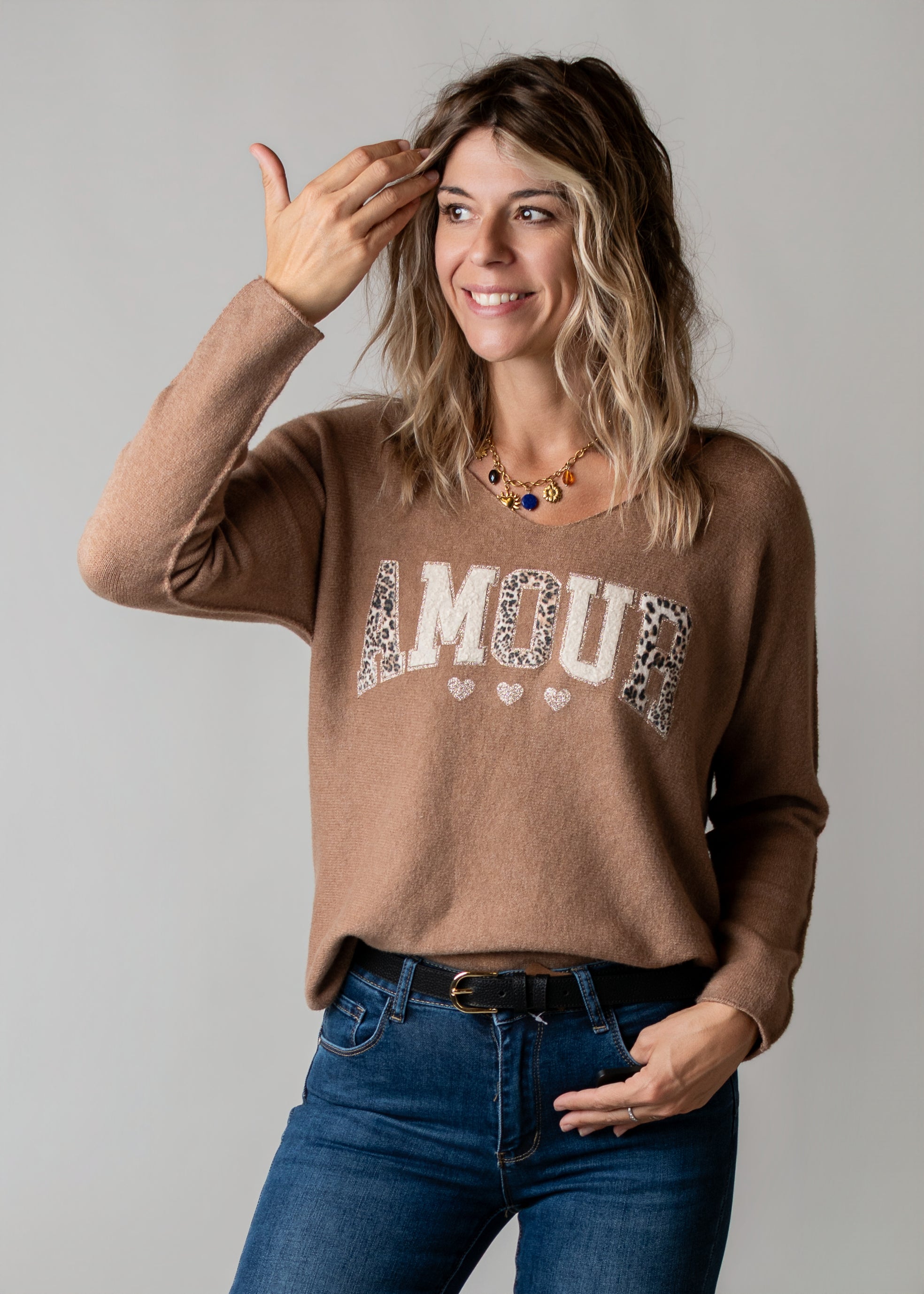 Pull col V camel brodé Amour la boutique de lydie